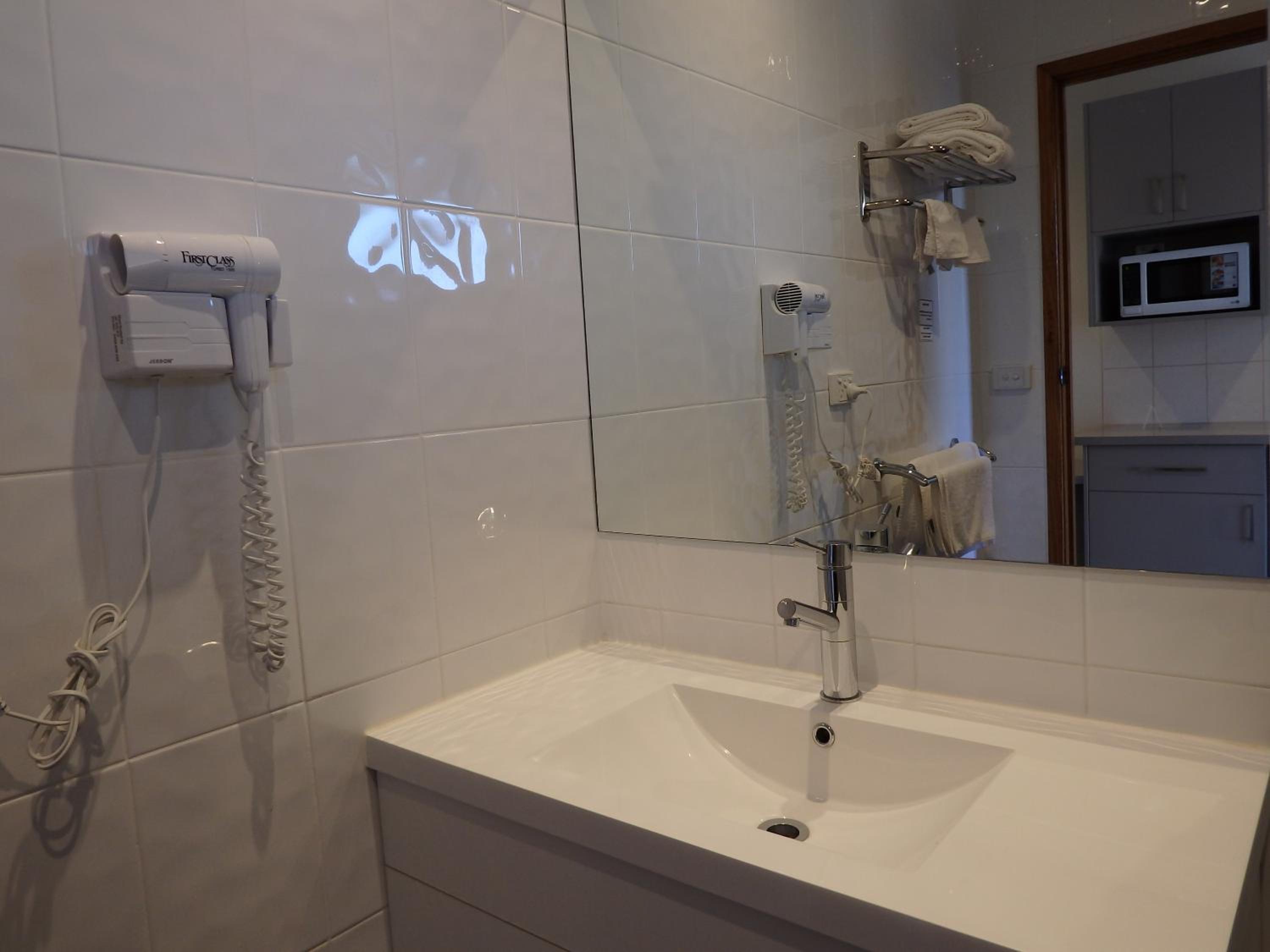 Deluxe Queen Room - Photo 11