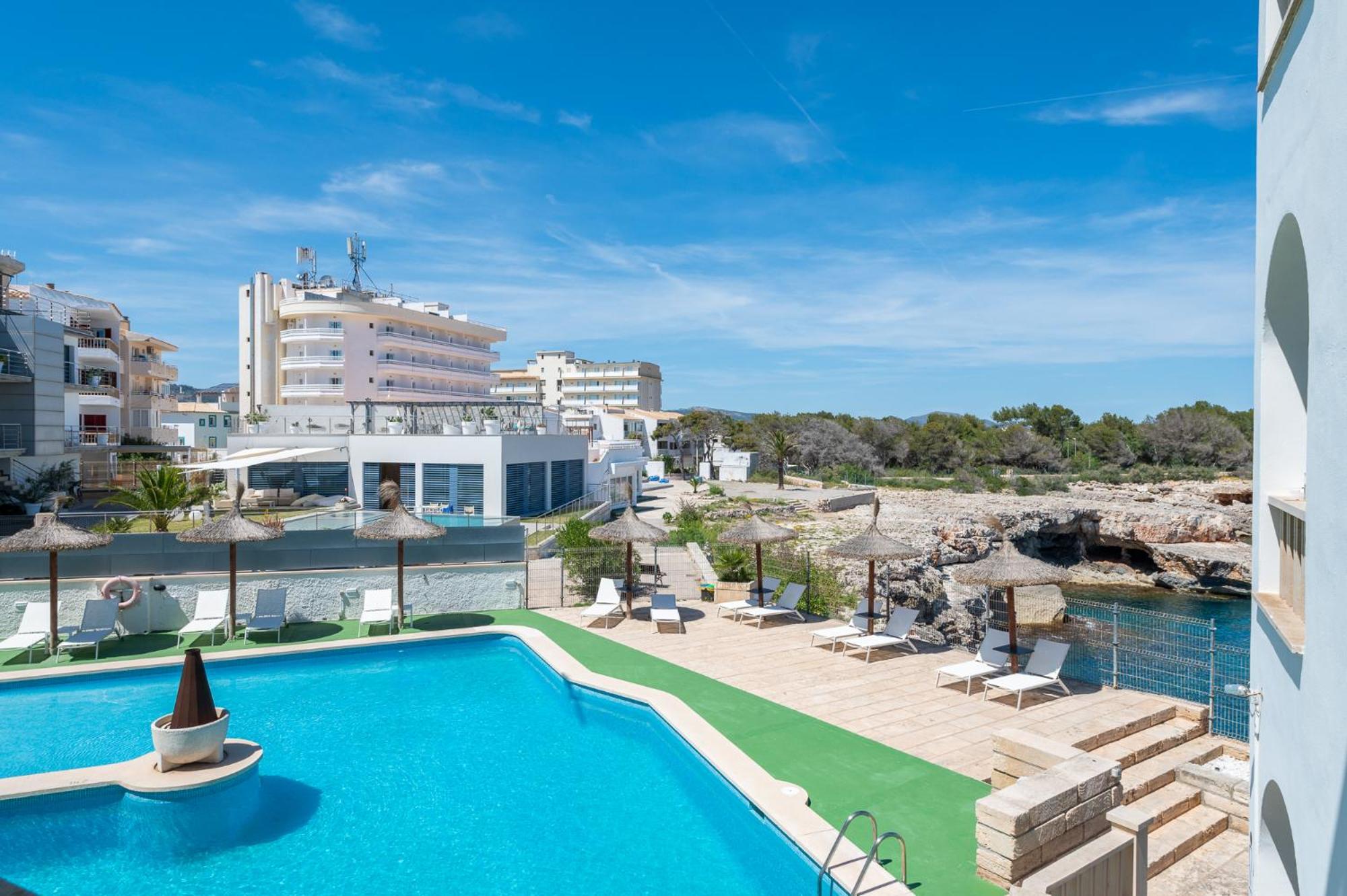 Standard One-Bedroom Apartment with Pool View & Partial Sea View thumbnail 5