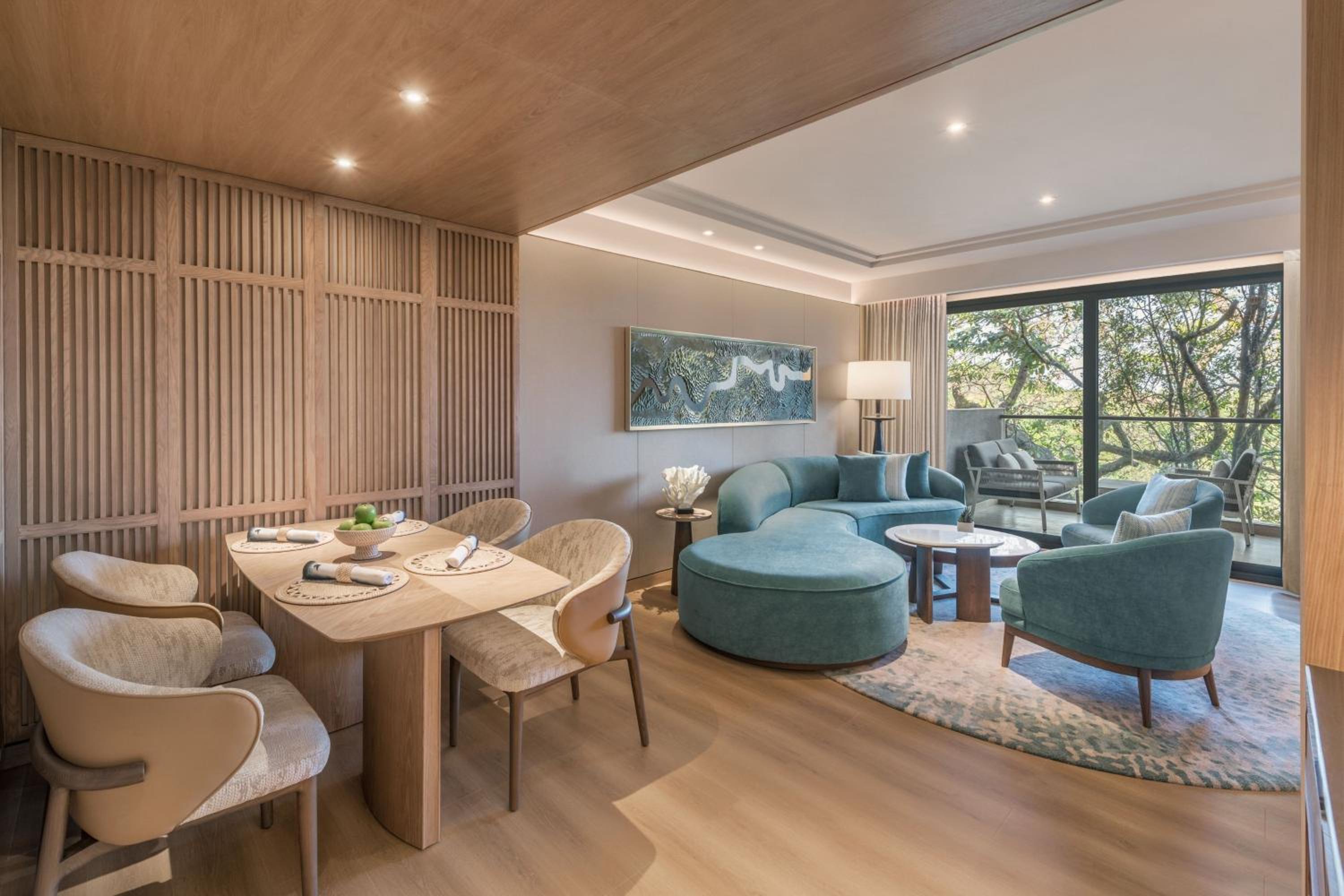 Luxury Deluxe King Suite with Balcony and Garden View - Photo 4