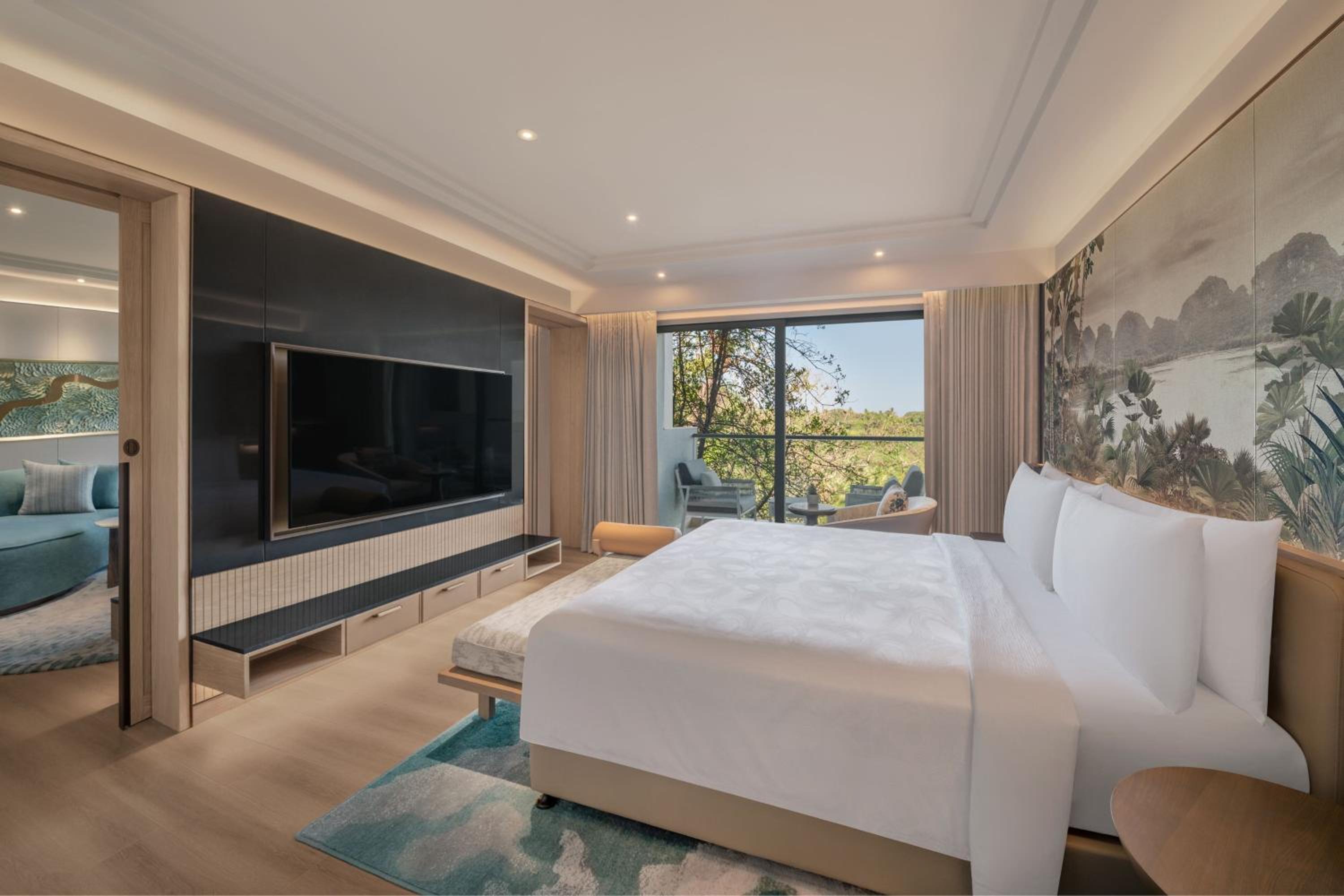 Luxury Deluxe King Suite with Balcony and Garden View - Photo 3
