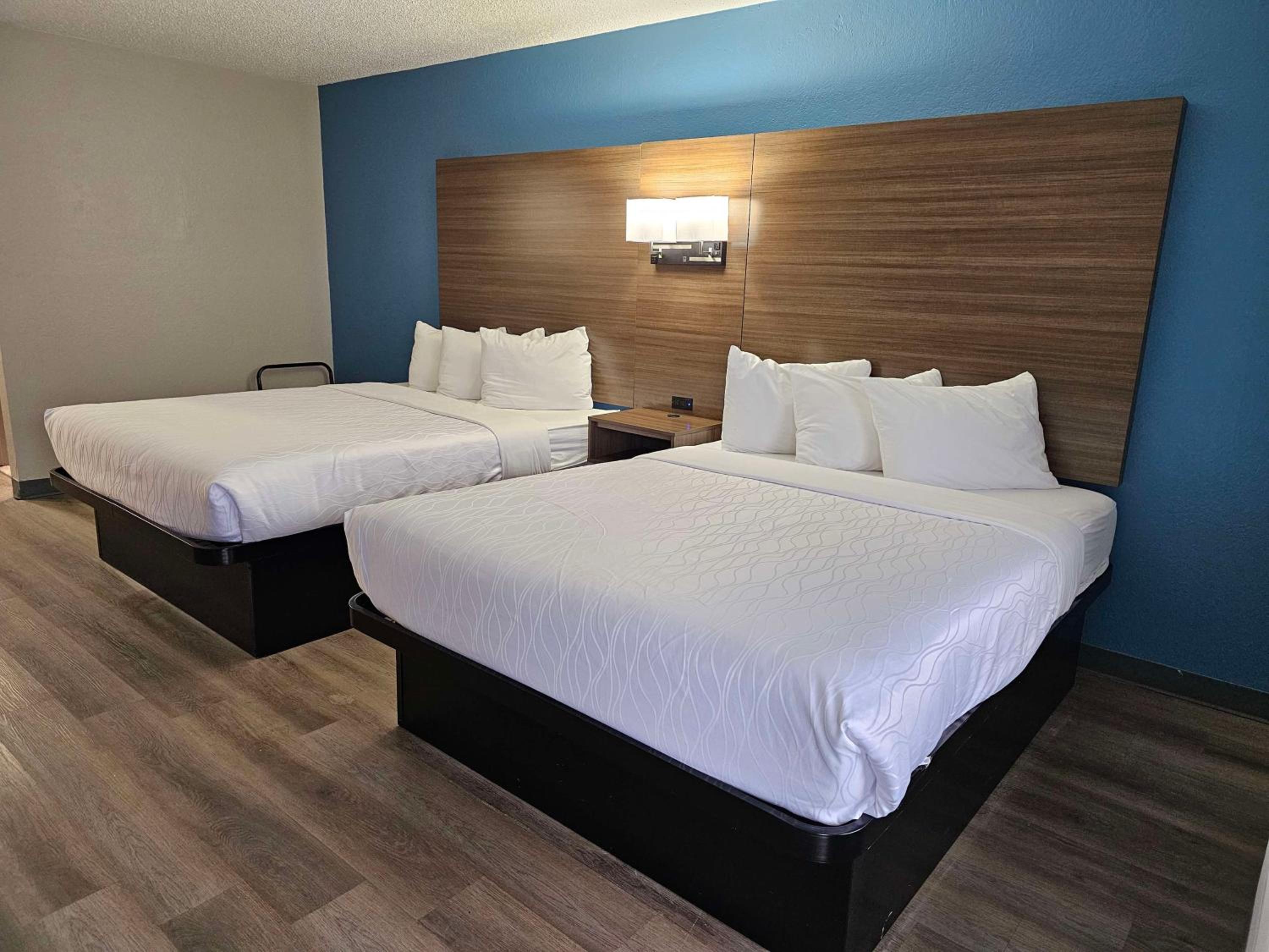 Queen Room with Two Queen Beds - Non-Smoking - Photo 3