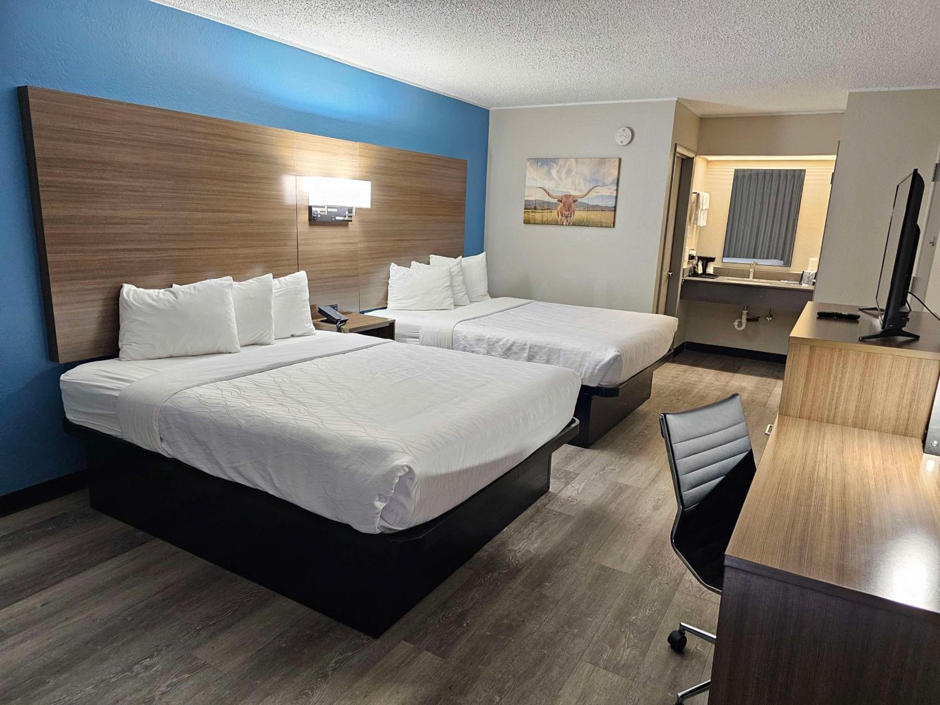 Queen Room with Two Queen Beds - Non-Smoking - Photo 2