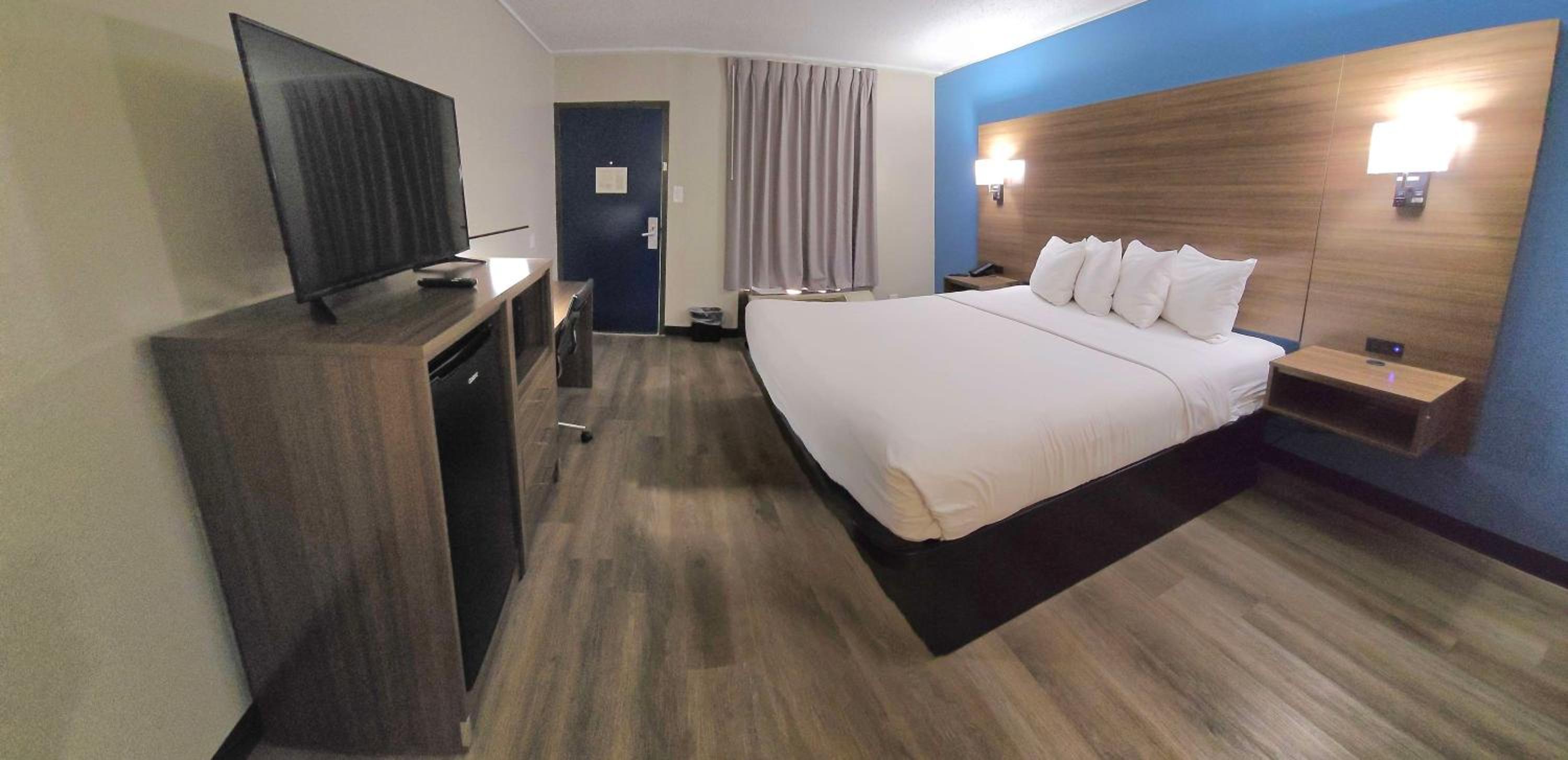 King Room - Non-Smoking - Photo 6