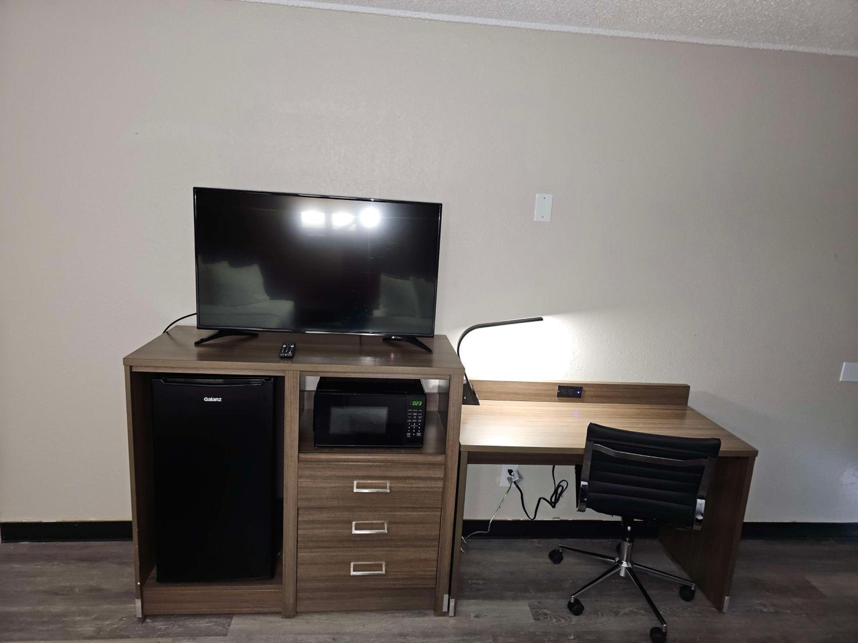 King Room - Non-Smoking - Photo 5