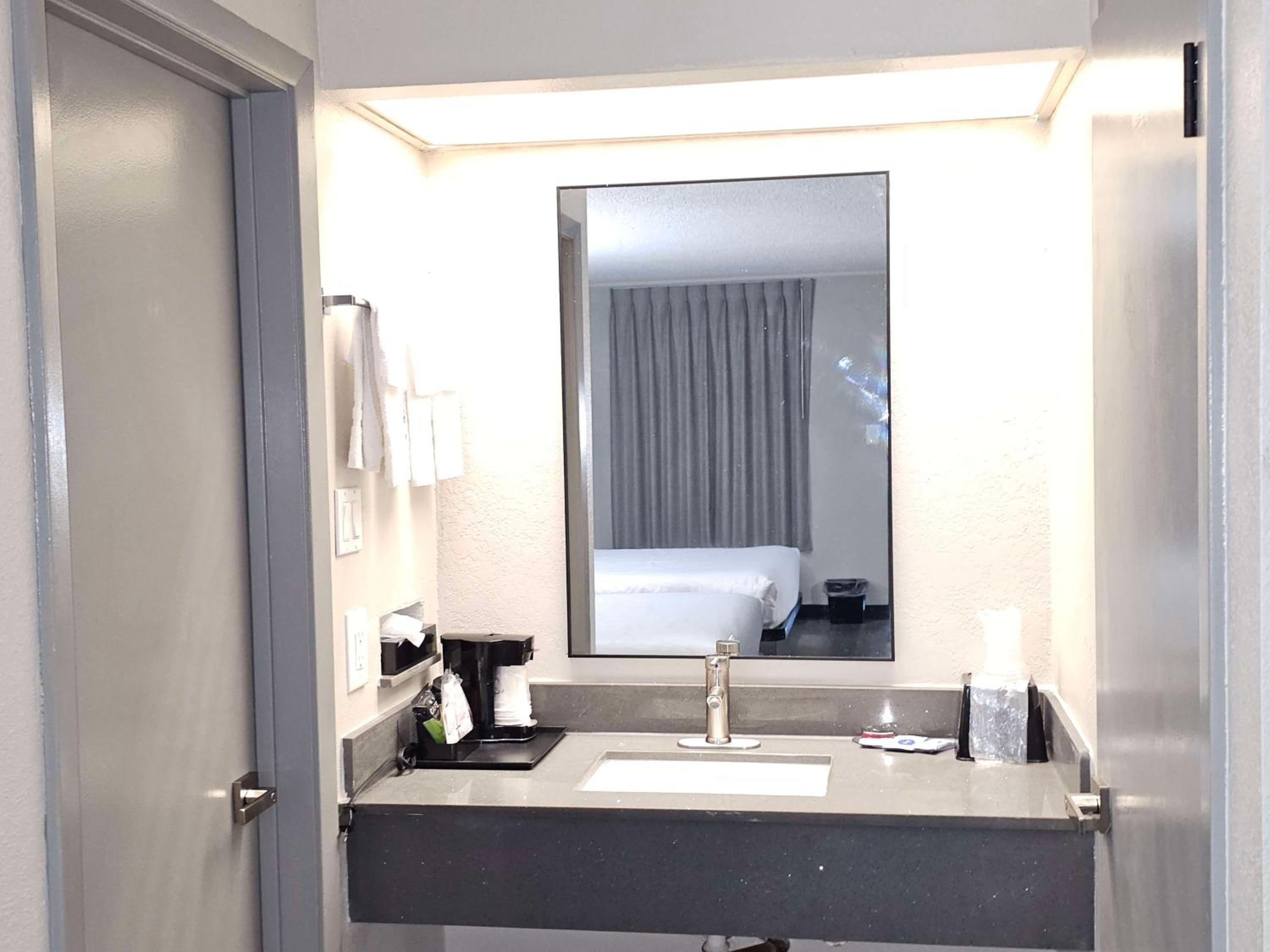 King Room - Non-Smoking - Photo 7