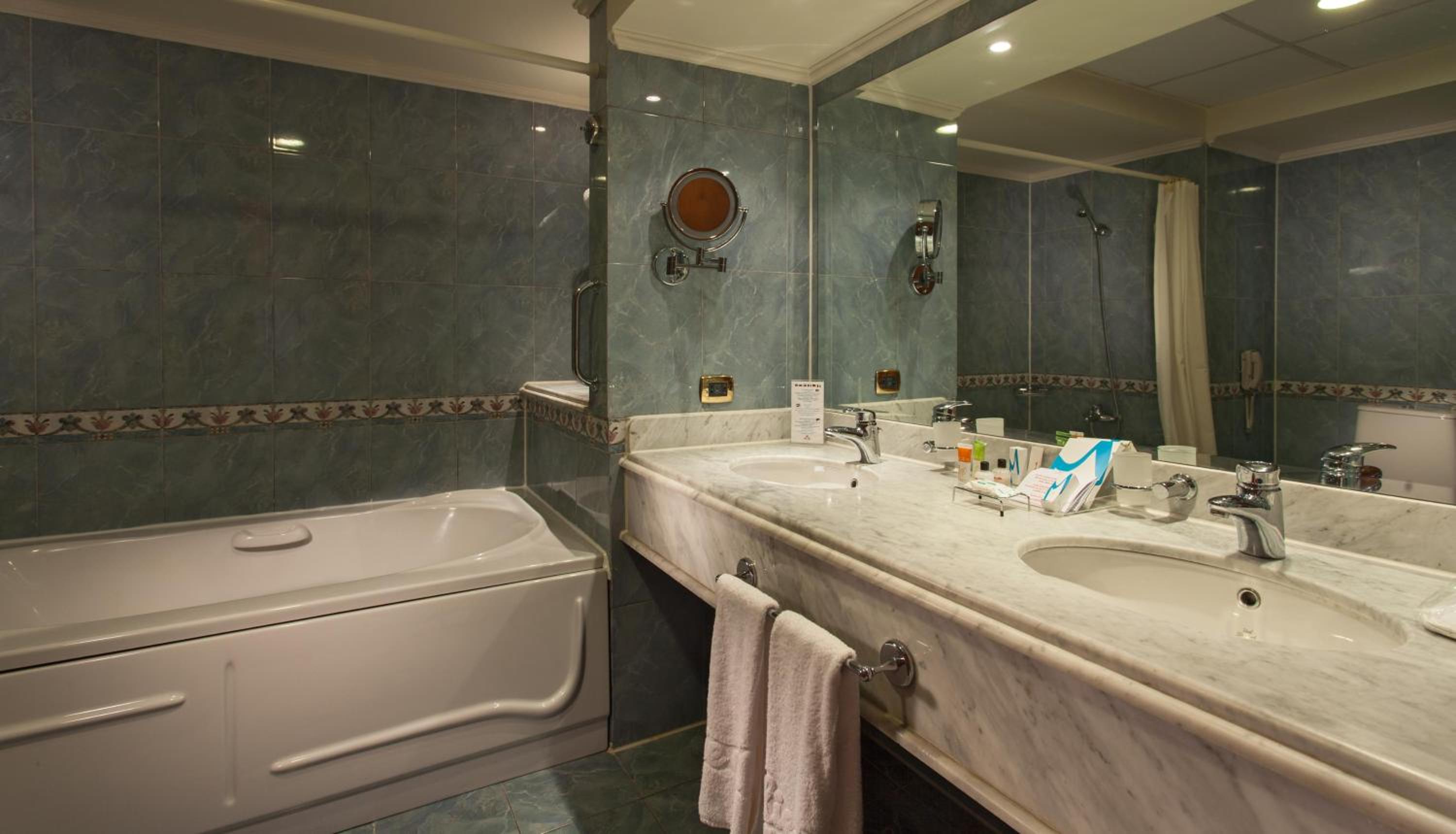 Executive Bungalow - Photo 2