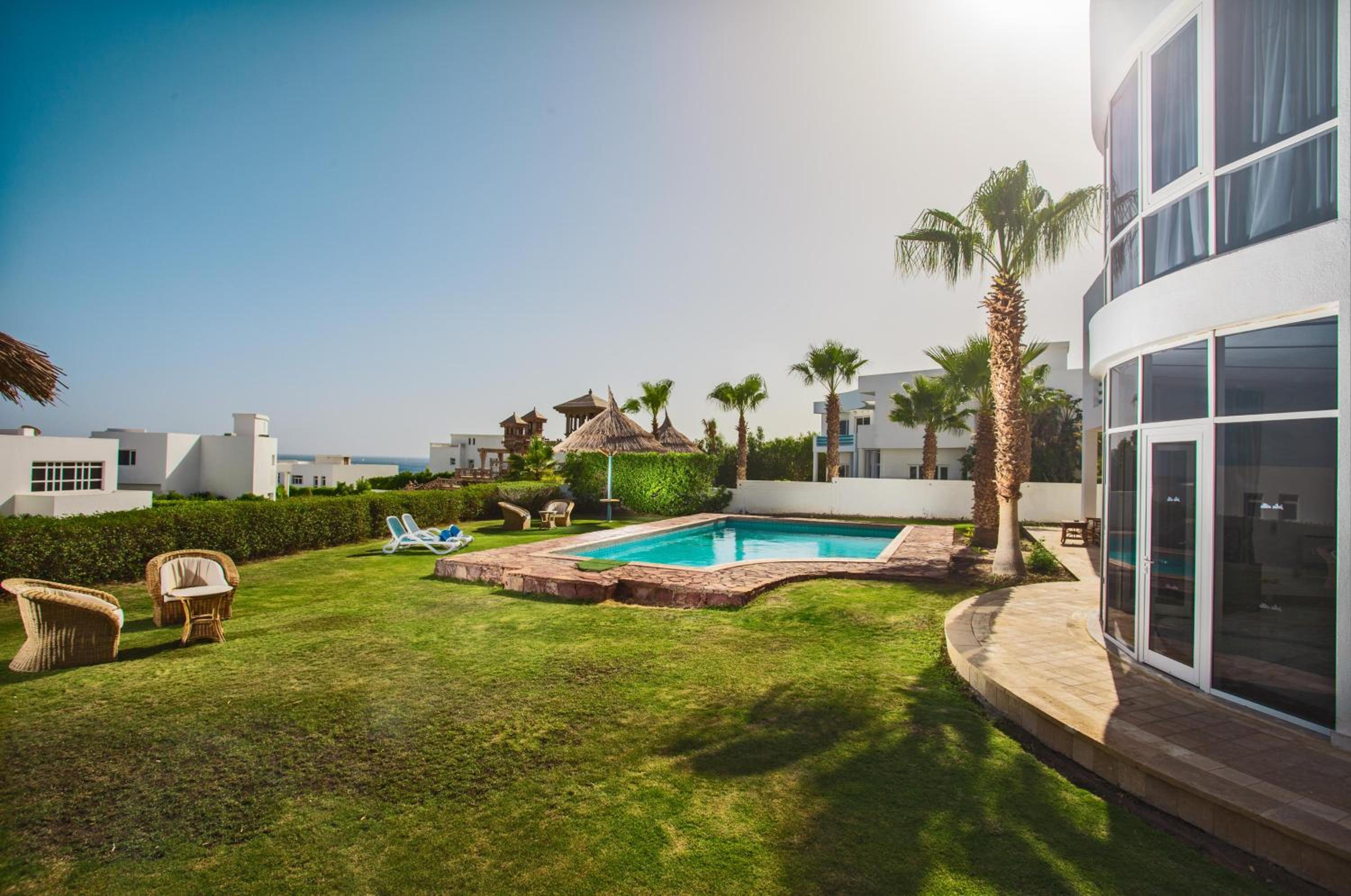 Deluxe 5 Bedroom Villa With Private Pool - Photo 5