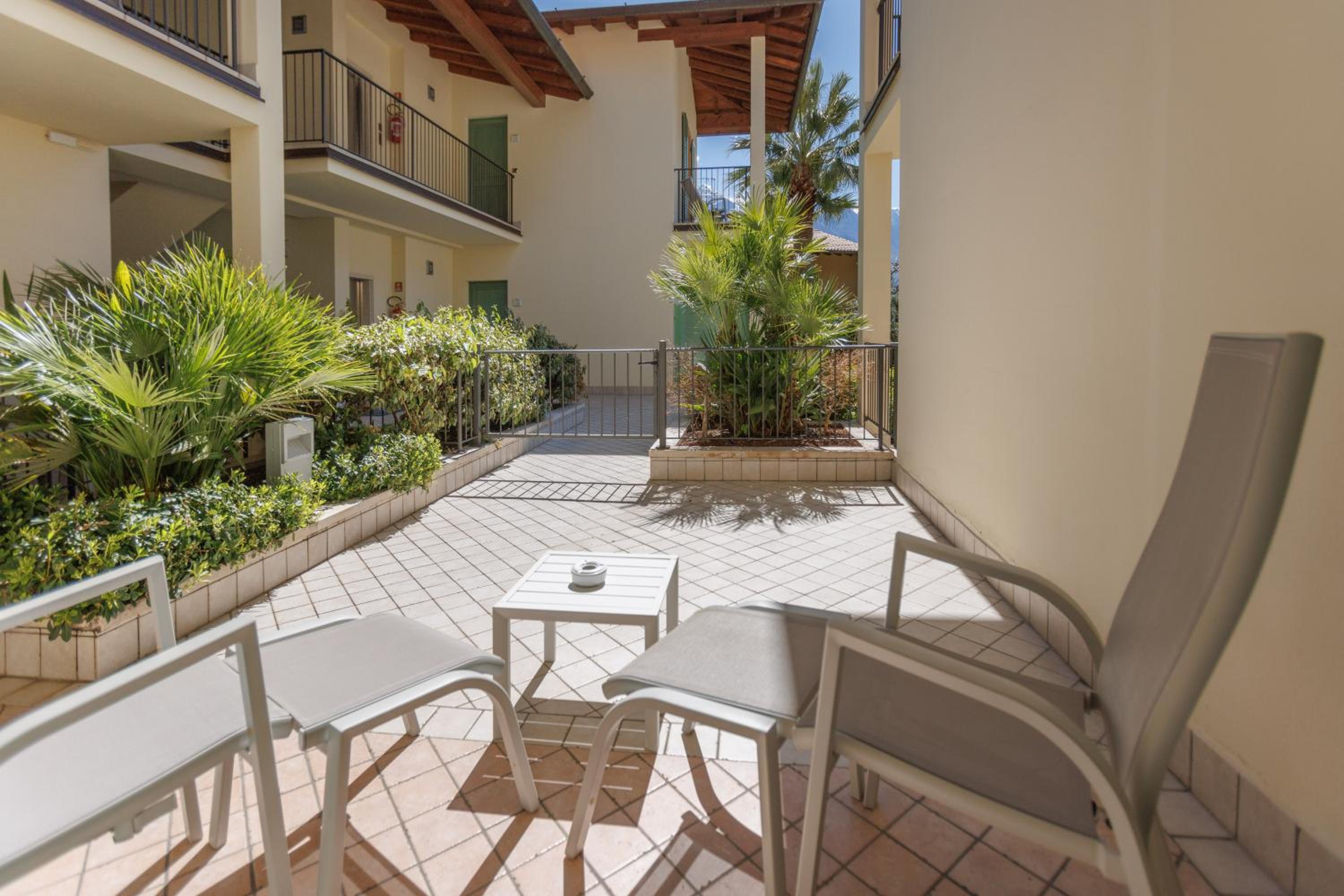 Junior Suite with Garden View - Suite House