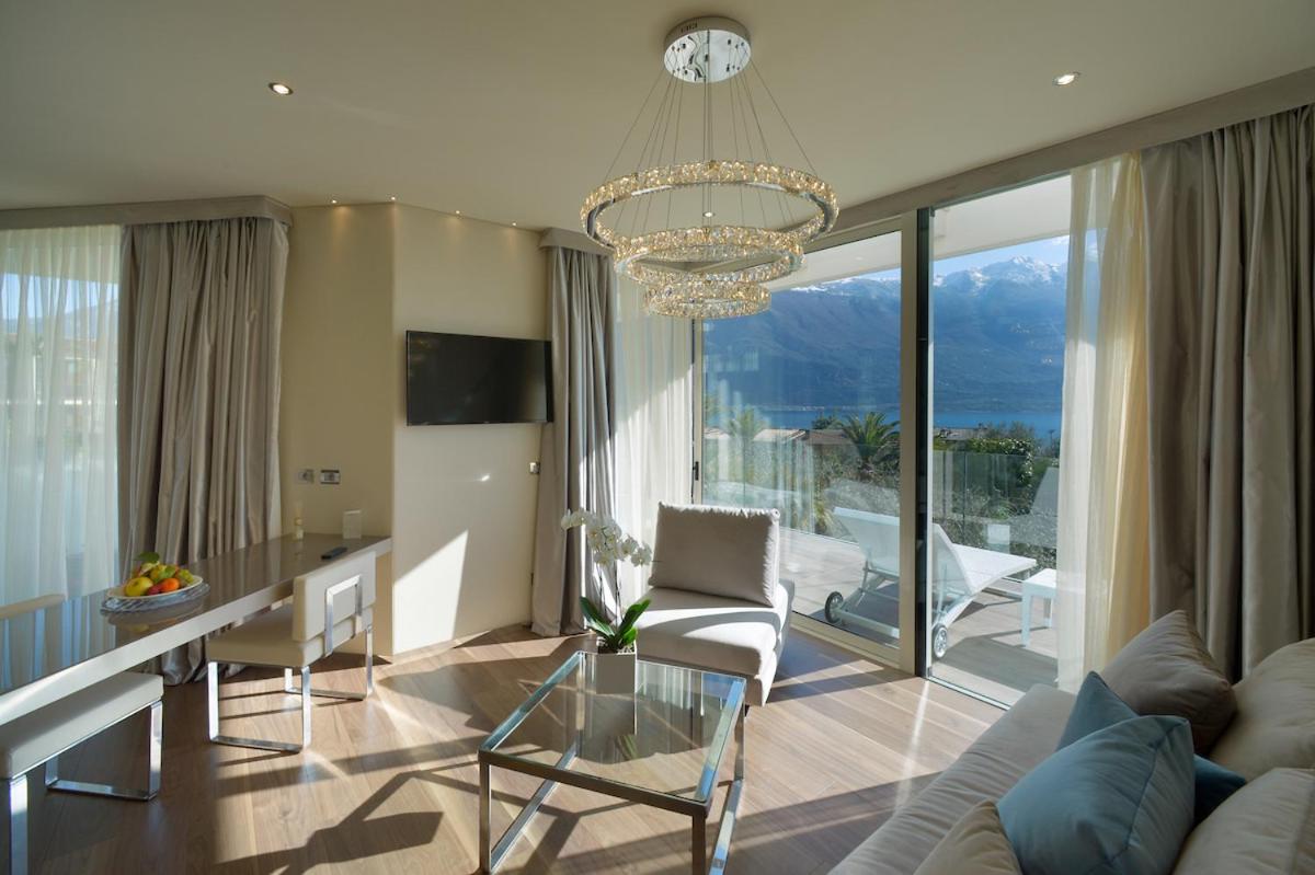 Deluxe Suite with Lake View Terrace and Spa Bath