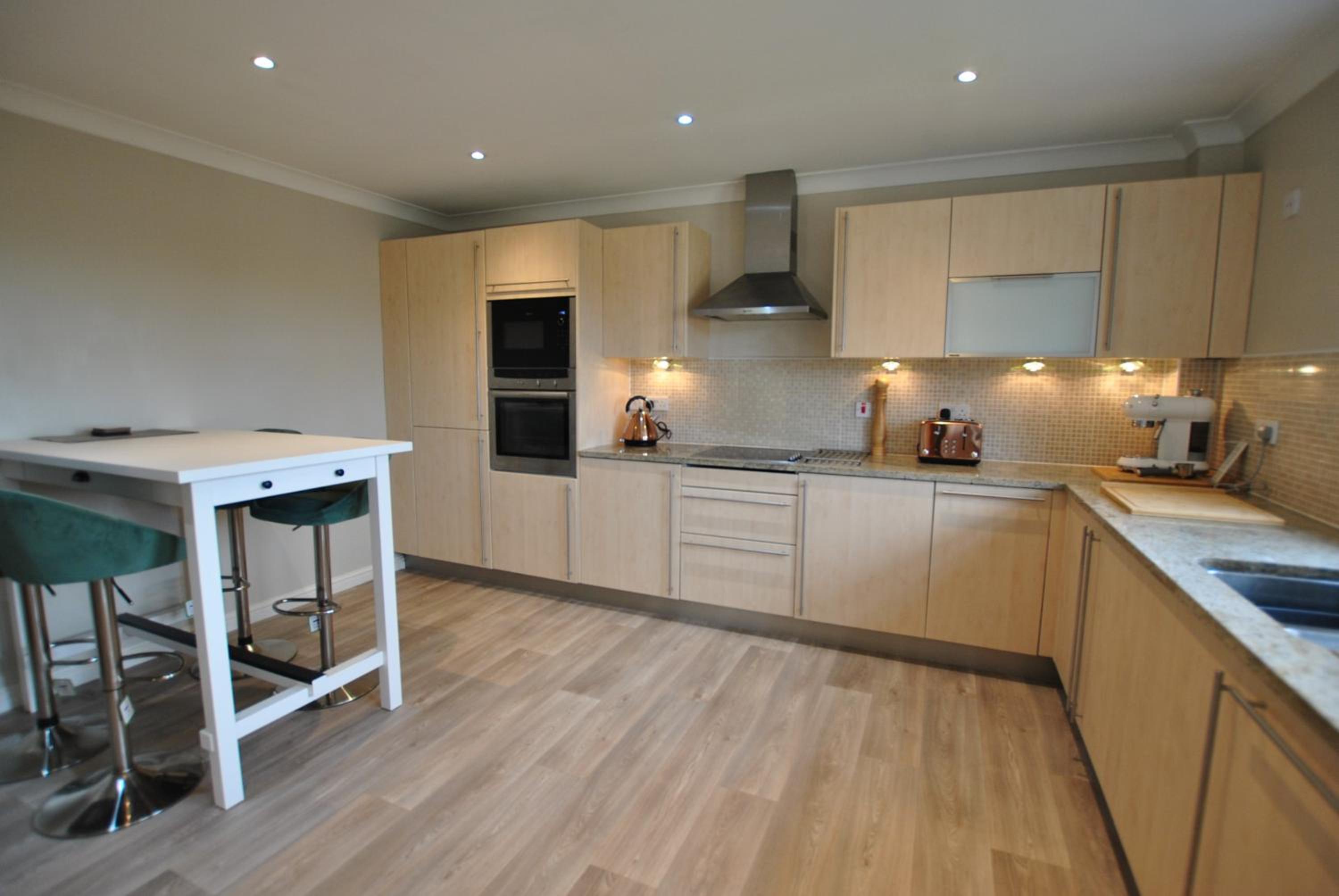 Five-Bedroom House photo 3