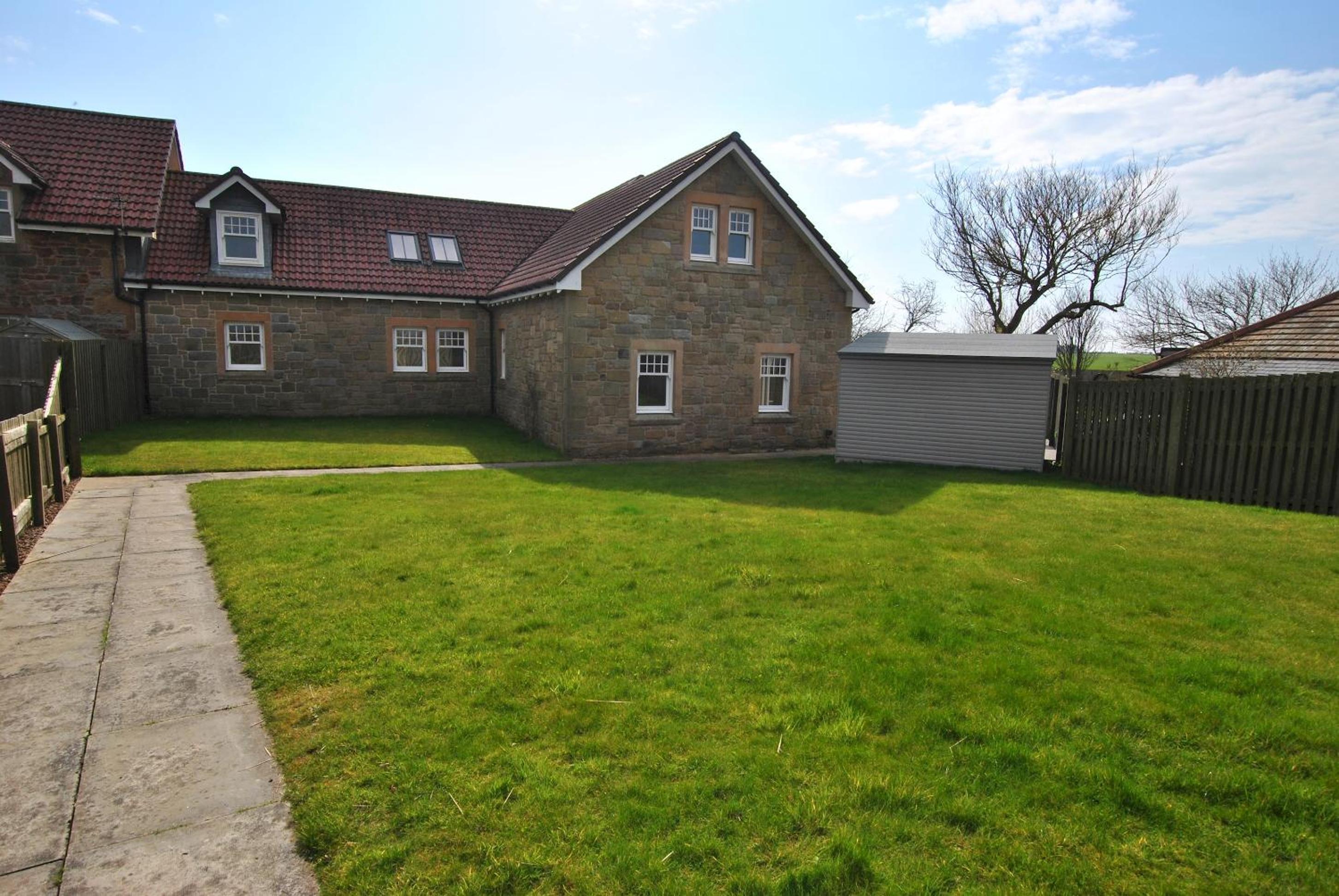 Five-Bedroom House photo 2