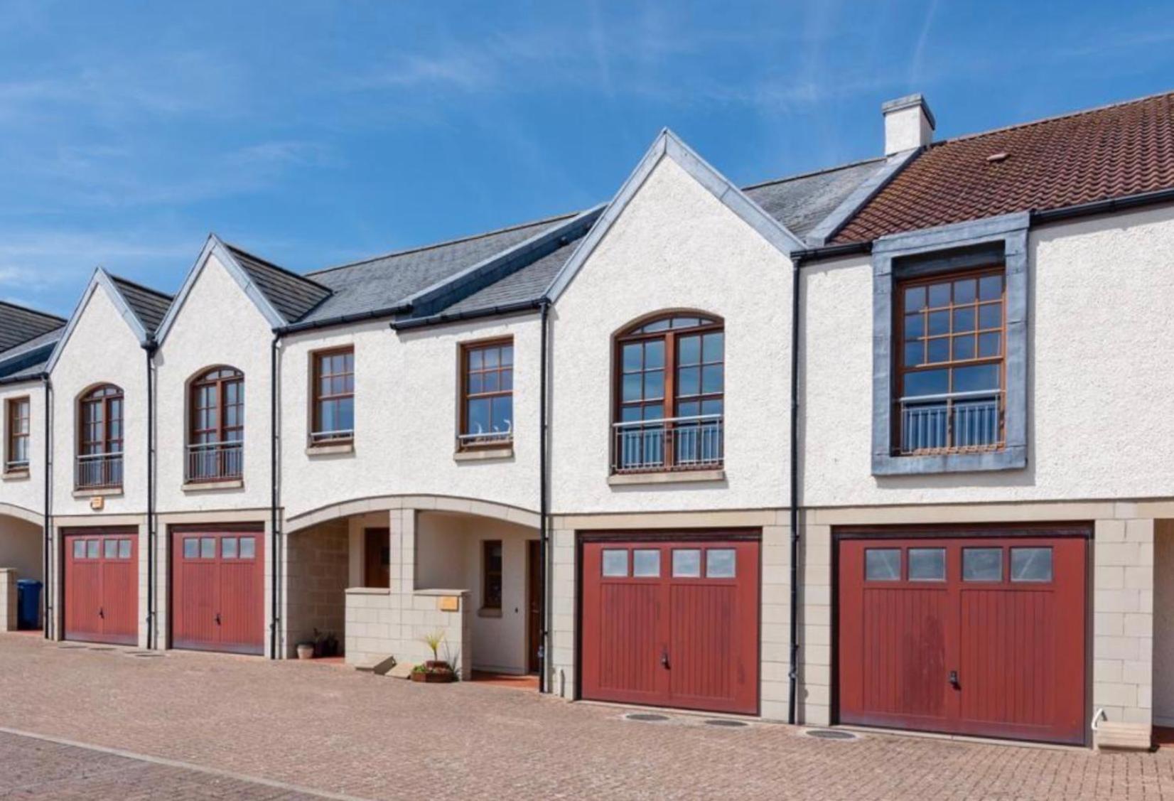 Three-Bedroom House photo 2