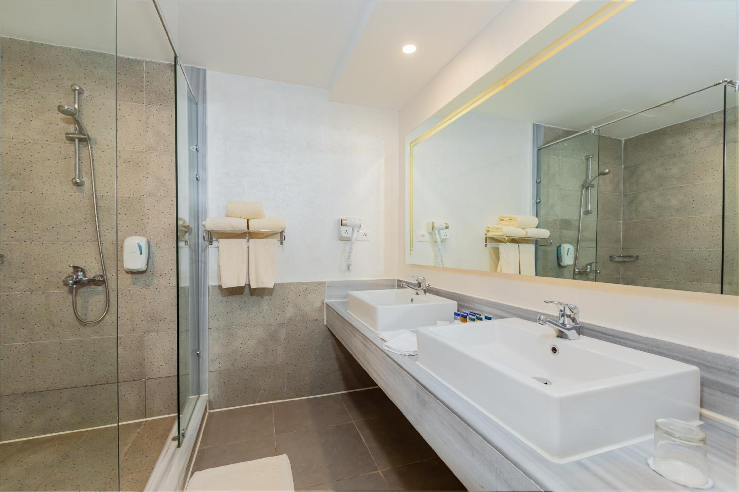 Deluxe Double or Twin Room with Pool View thumbnail 5