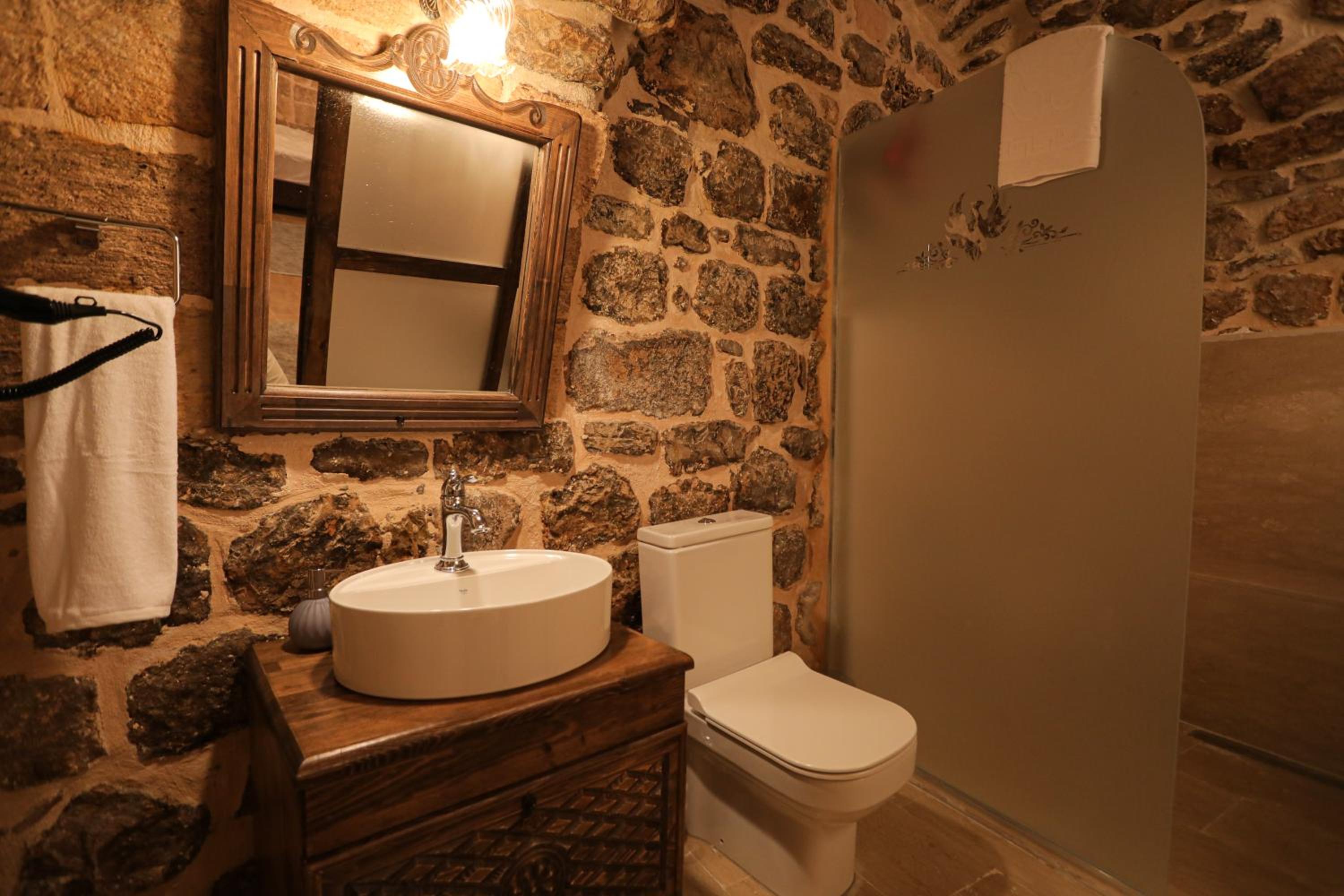 Deluxe Double Room (2 Adults + 1 Child) photo 2