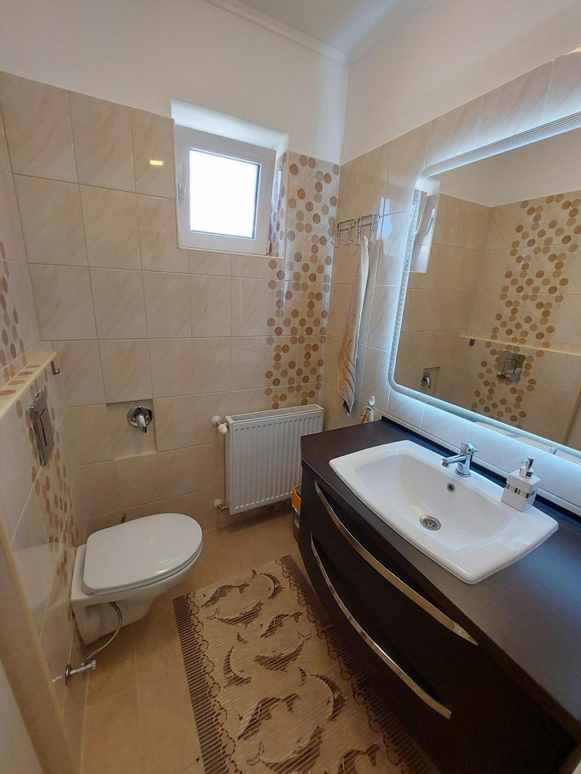 Six-Bedroom House photo 3
