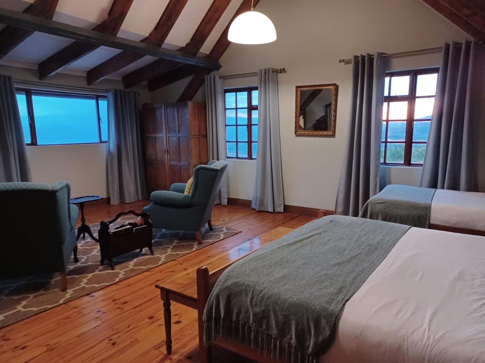 Upstairs Superior Triple sleeper with spacious sitting area - Photo 6