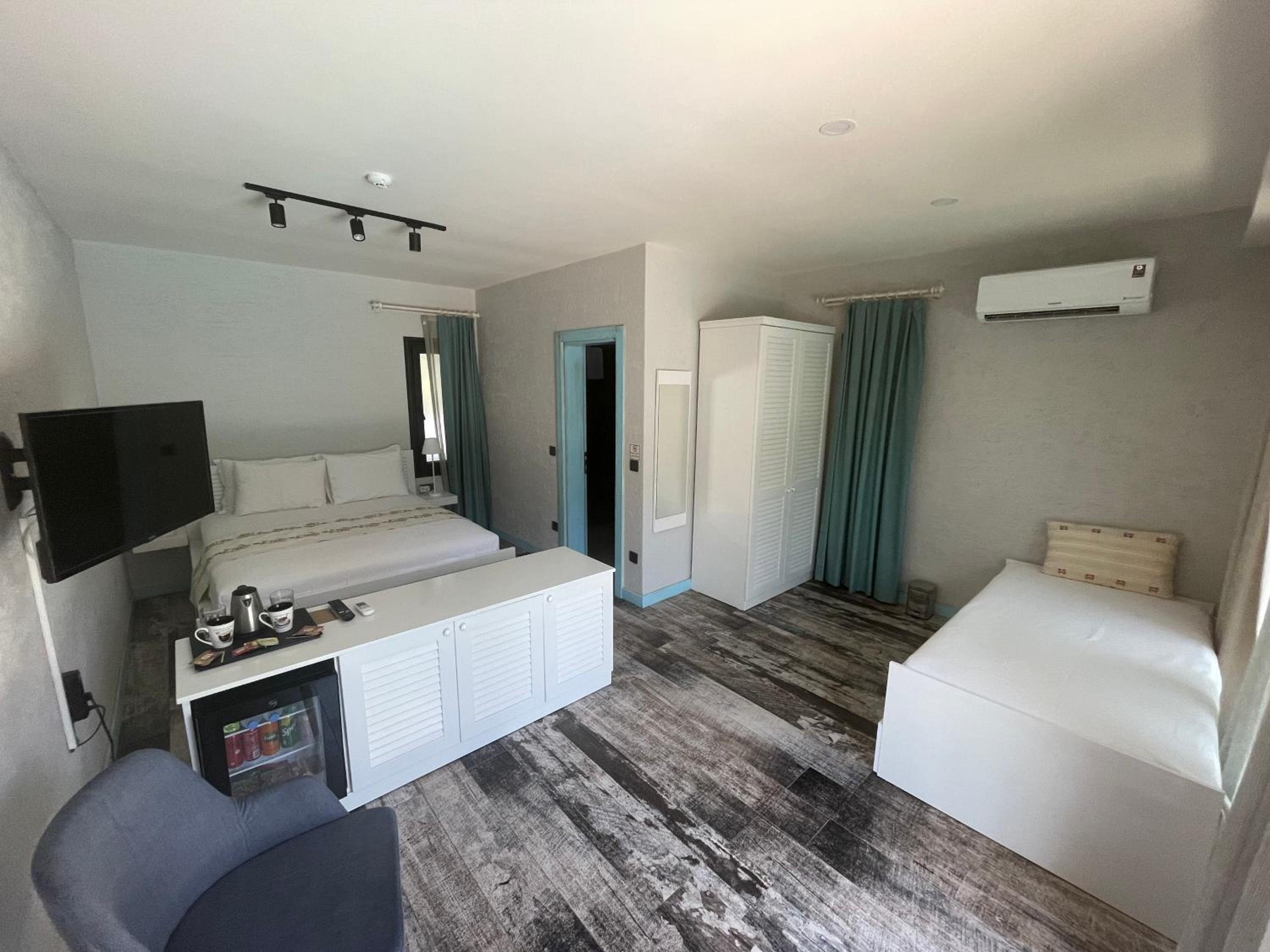 Double Room with Pool View photo 1