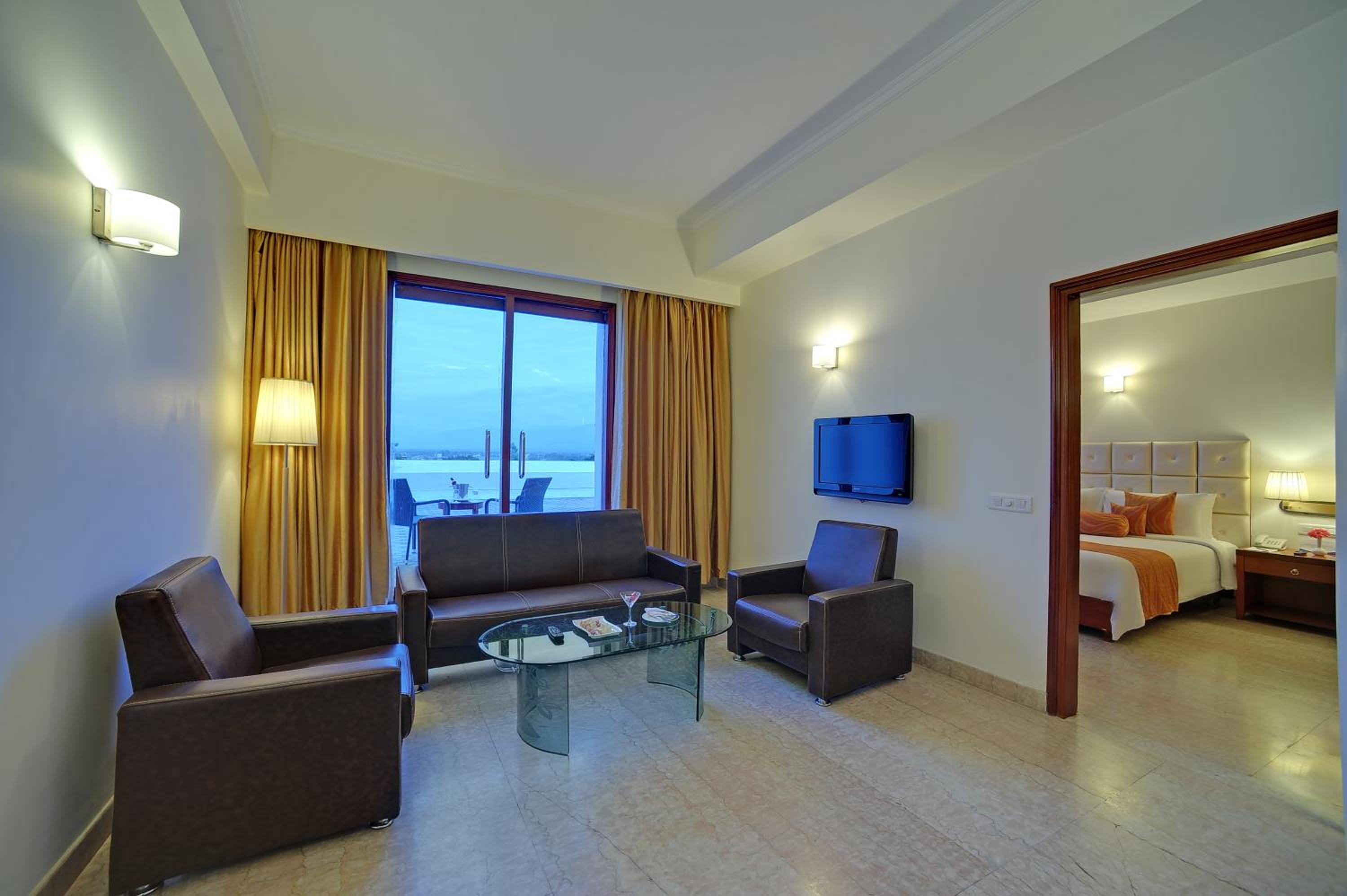 Suite Room - King Size Bed with Complimentary tea/coffee service for all our in-house guest at the poolside with some popular evening snacks of Siliguri from 5pm to 7pm - Photo 2