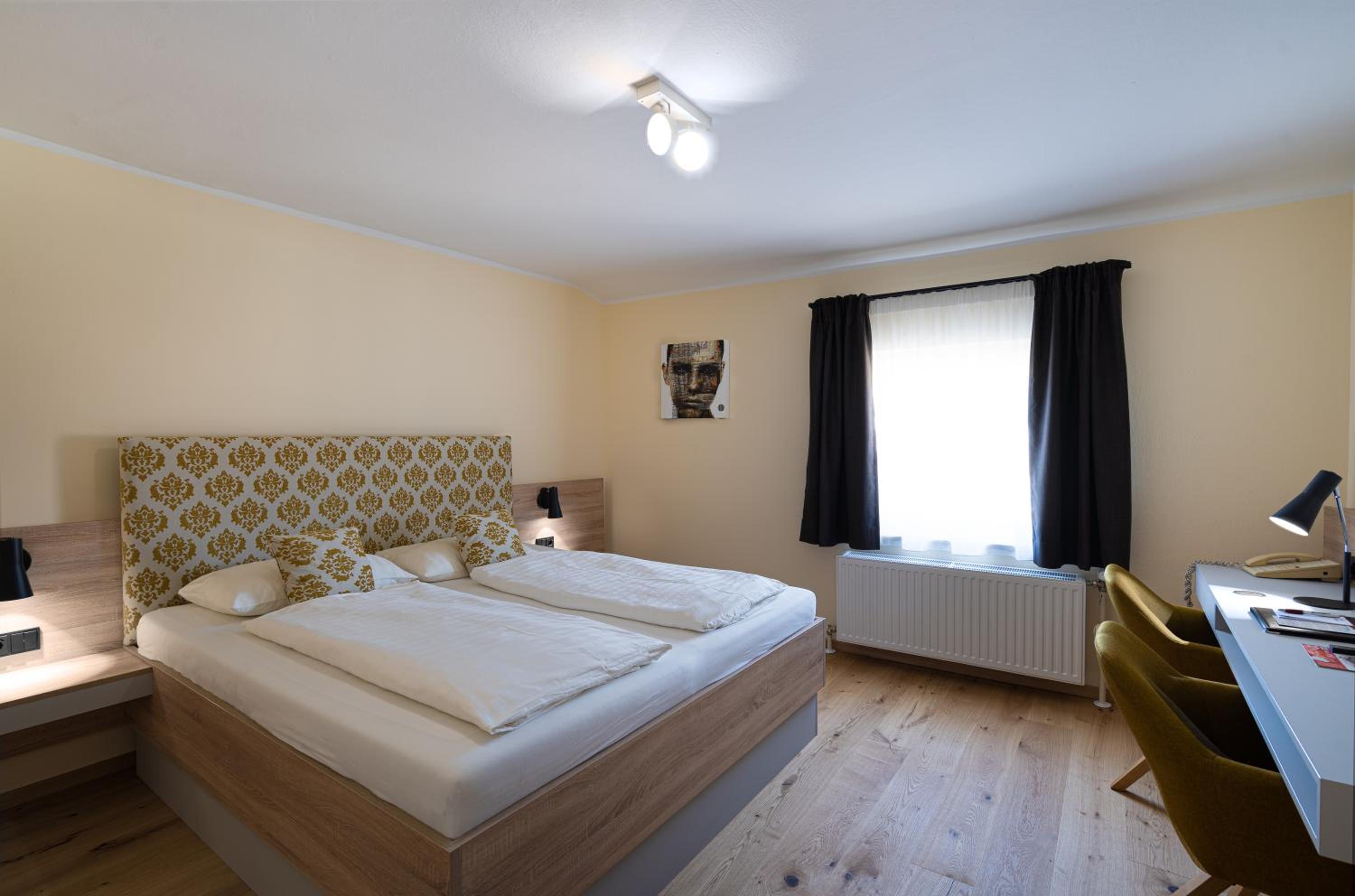 Superior Double Room thumbnail 6