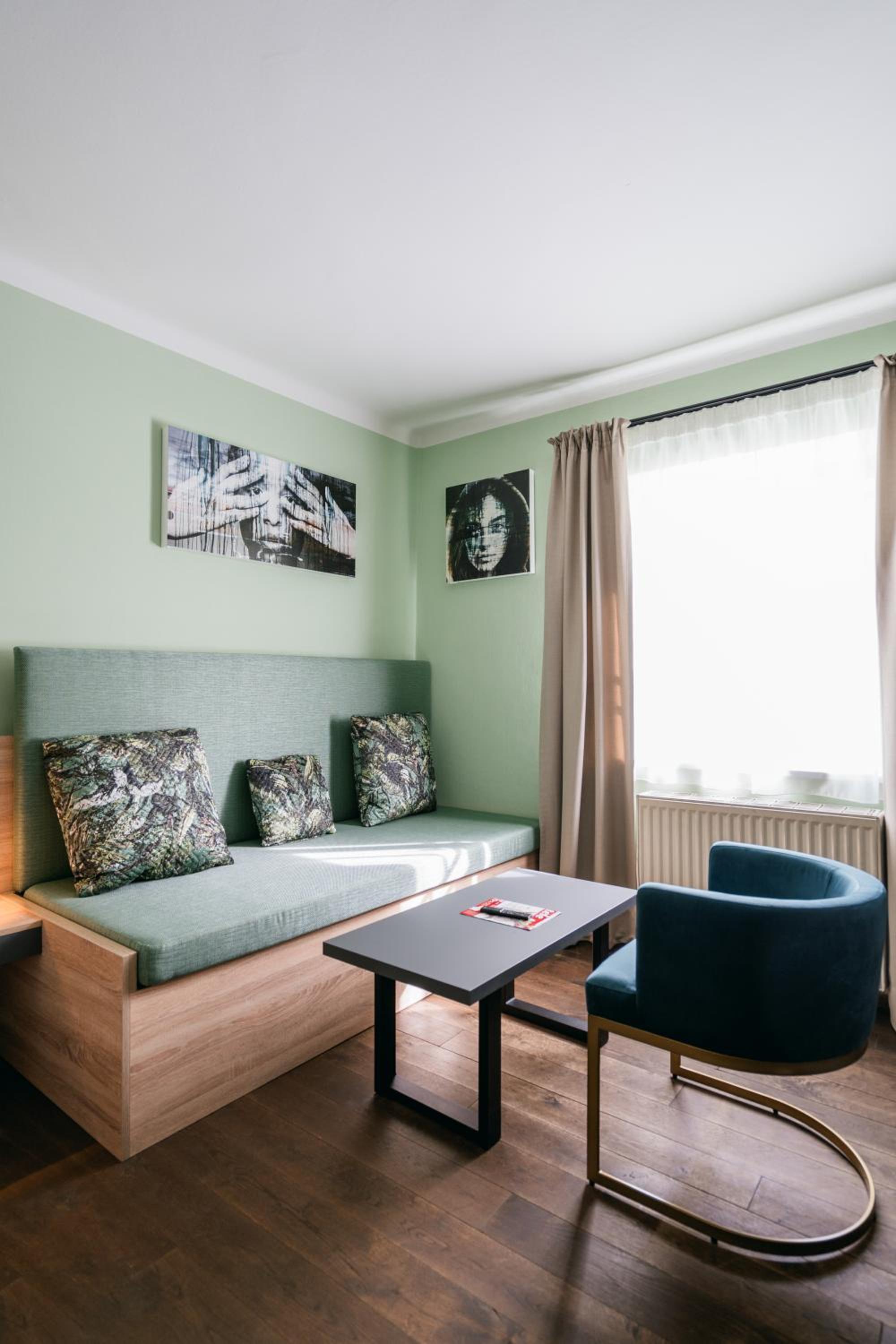 Deluxe Double Room thumbnail 6