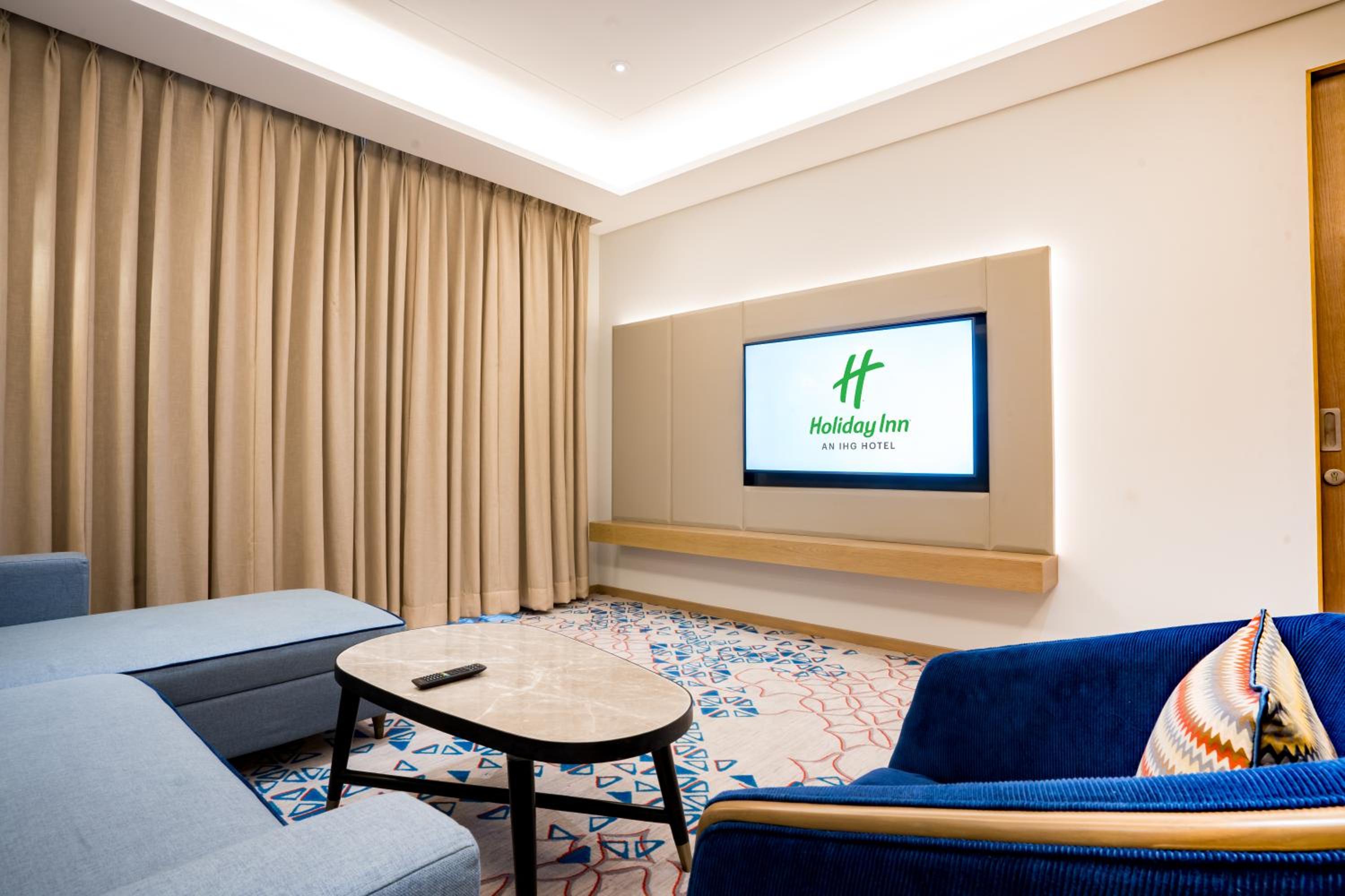One-Bedroom Suite - Photo 7