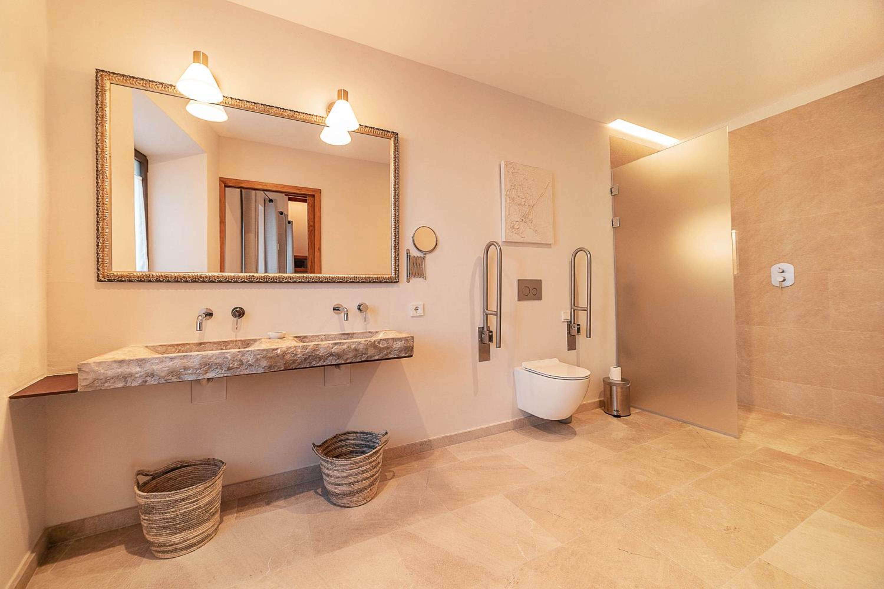 Deluxe Queen Suite - Photo 8