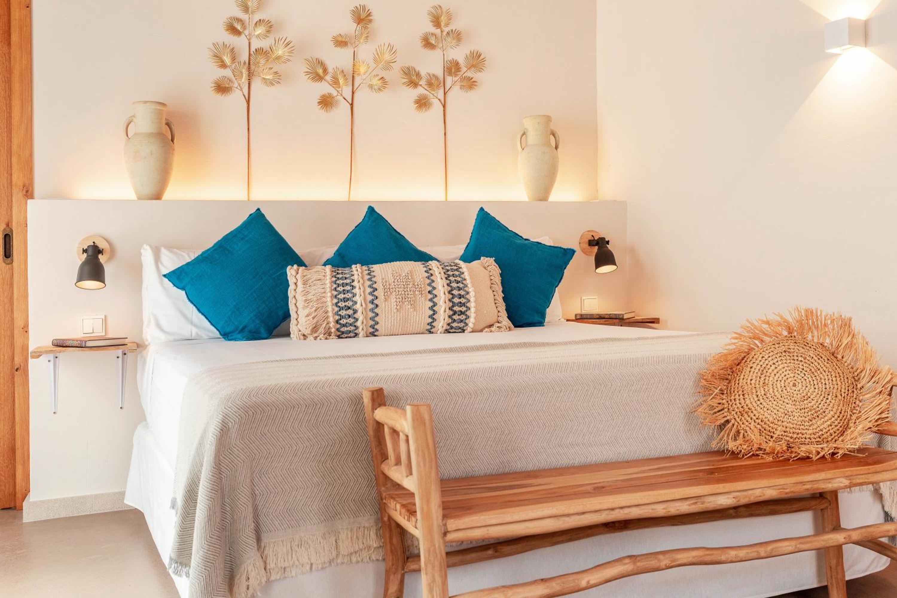 Deluxe Queen Suite - Photo 6