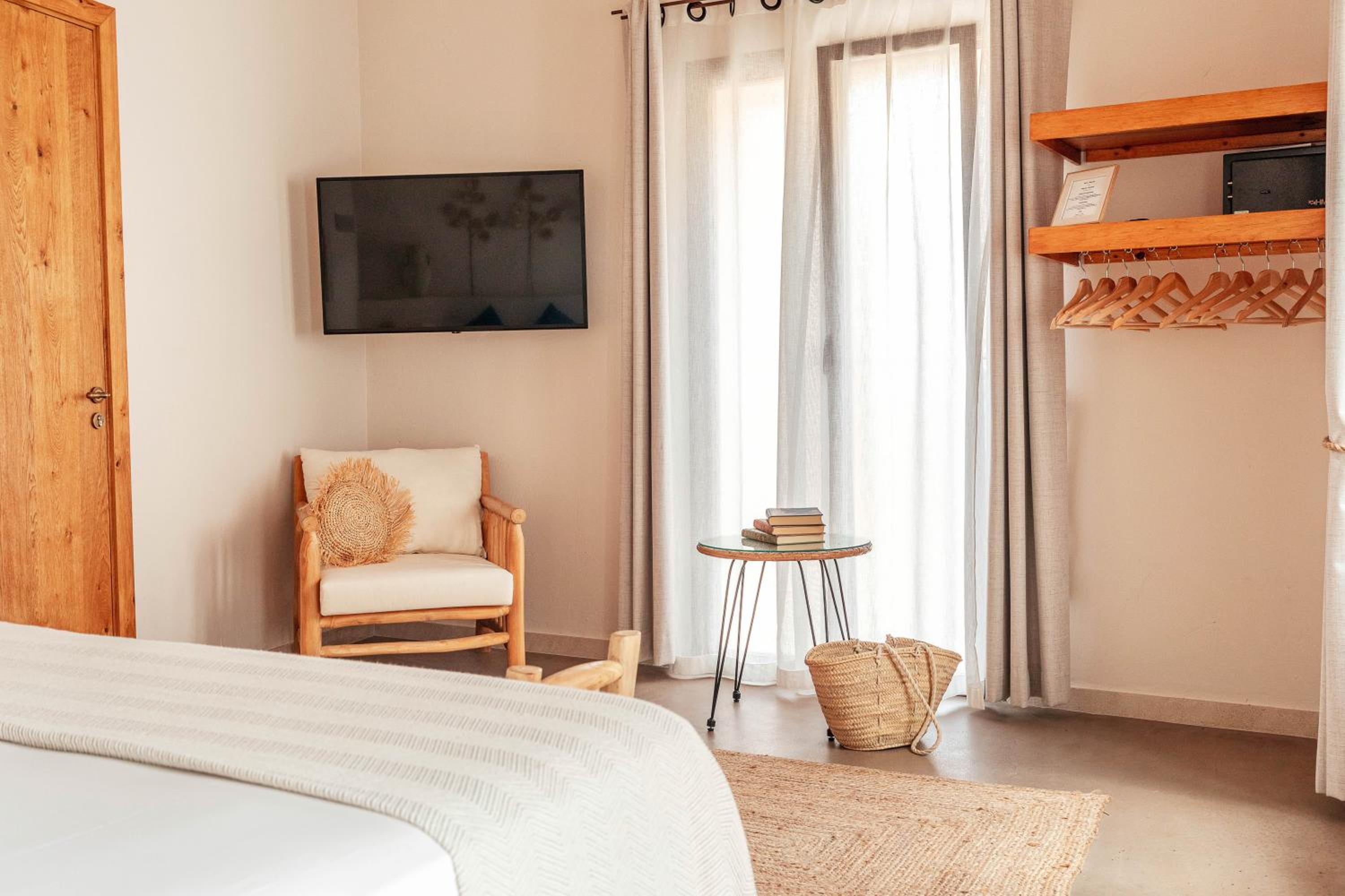 Deluxe Queen Suite - Photo 10