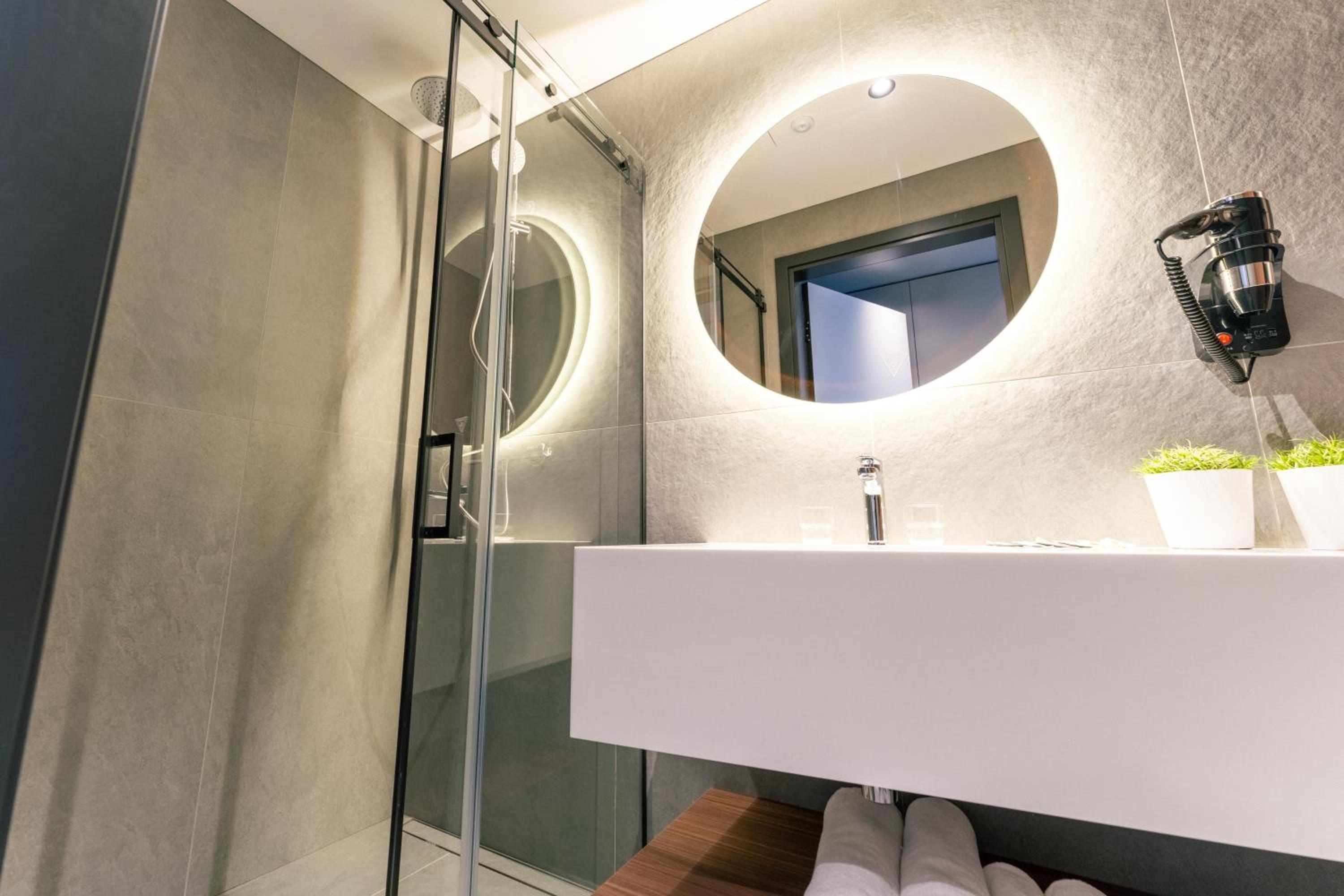 Superior Suite - Photo 8