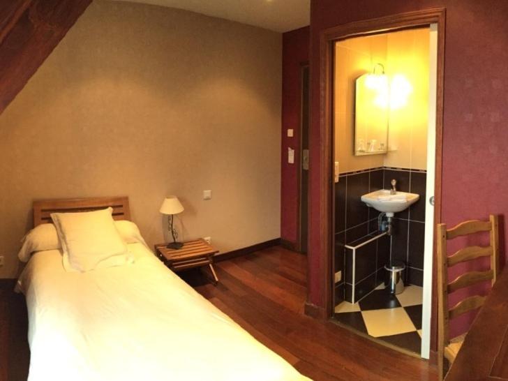 Standard Single Room with Shower photo 3