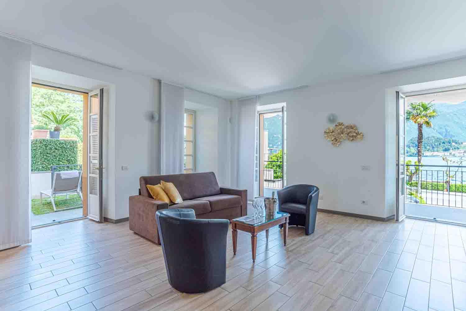 One-Bedroom Apartment with Lake View