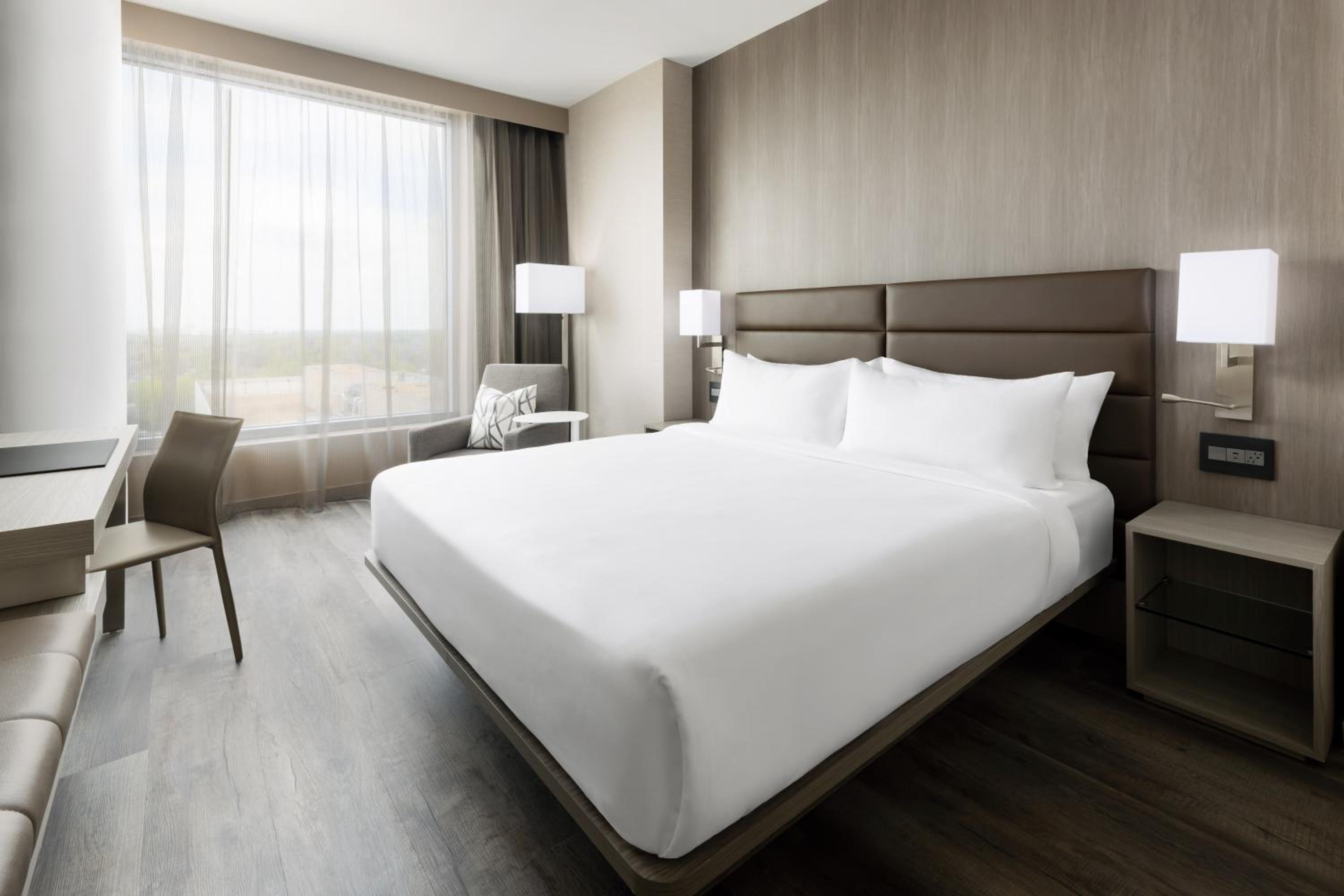 Standard King Room - Hearing Accessible - Photo 1