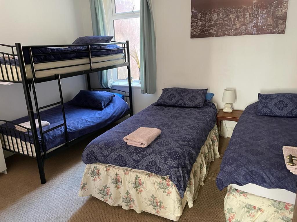 Quadruple Room with Bathroom - Photo 2