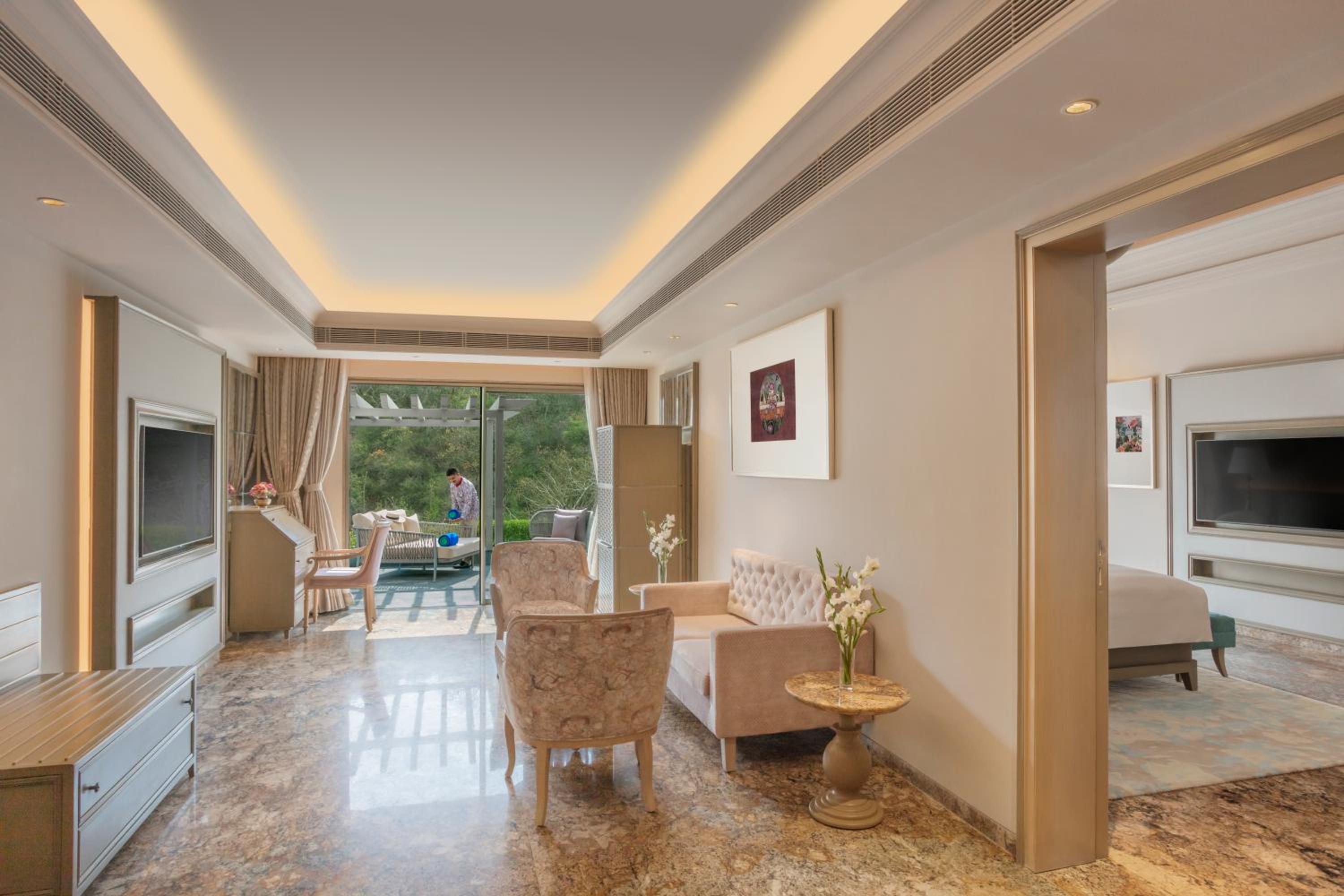 Suite - Photo 1