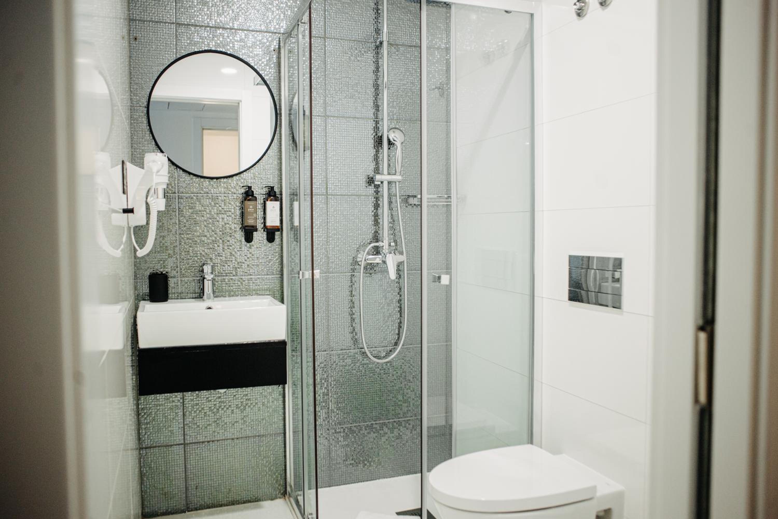 Standard Double Room - Photo 12