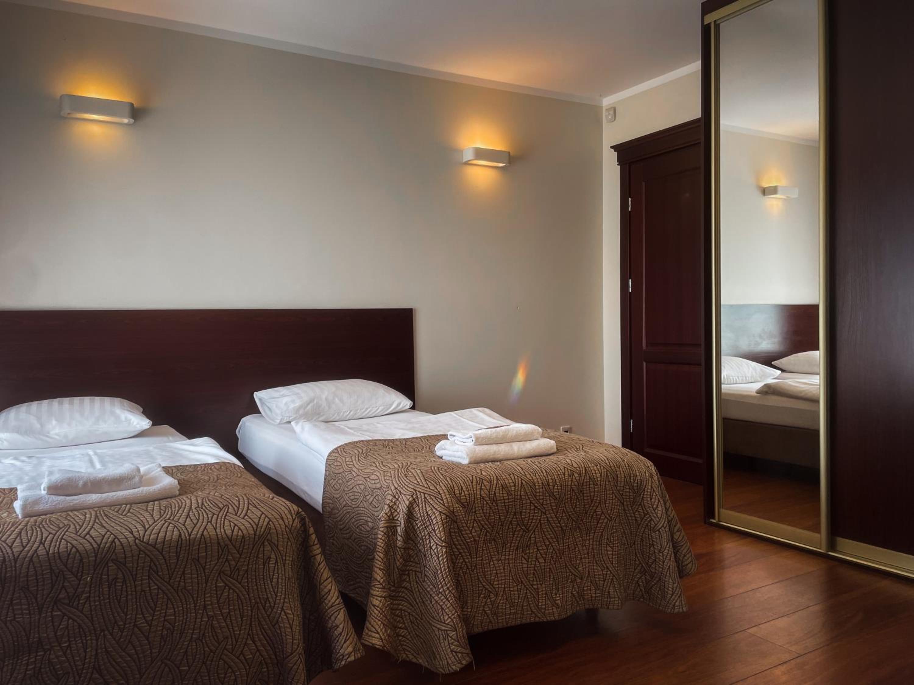 Double or Twin Room with Extra Bed - Photo 1