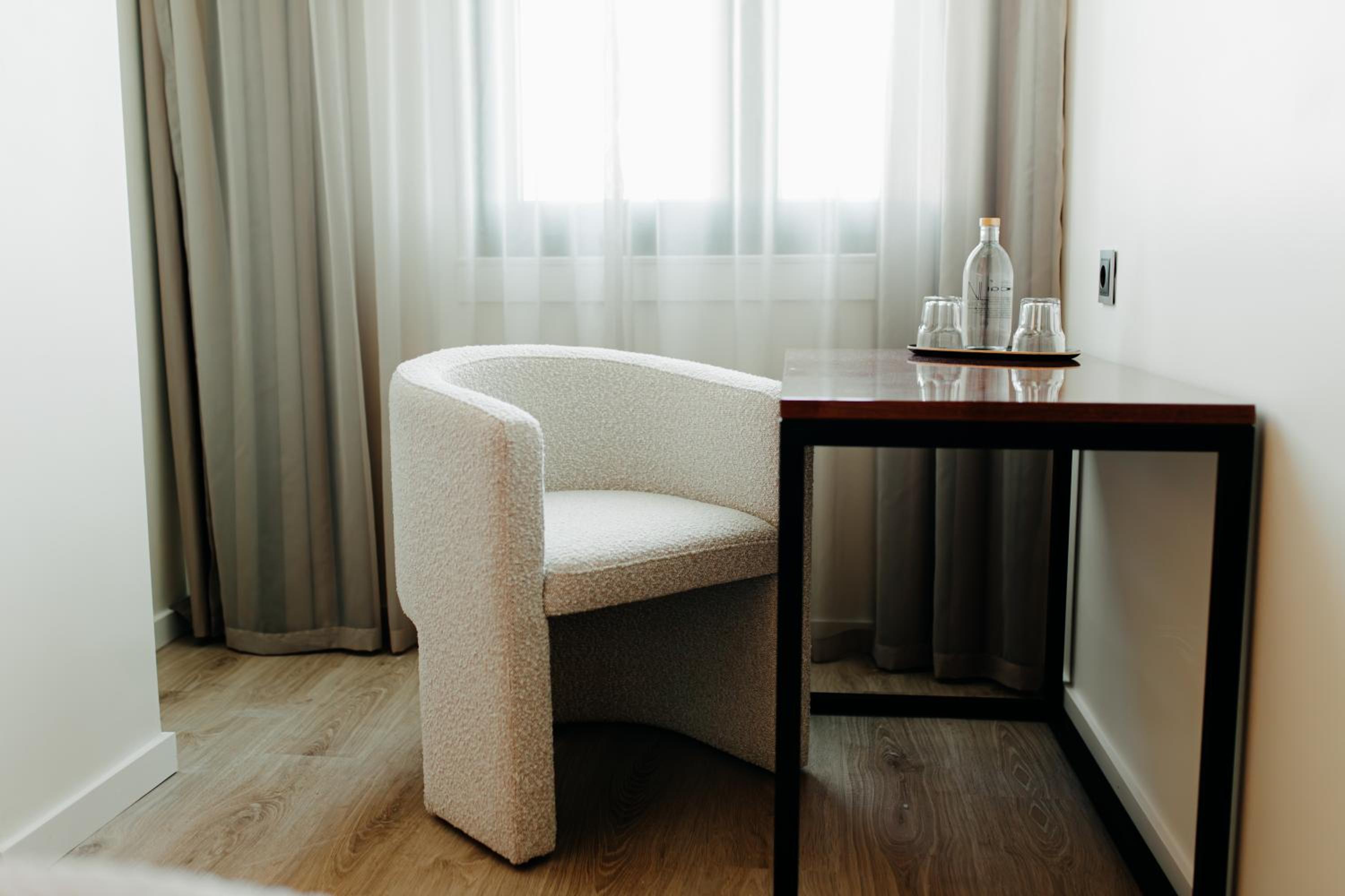Standard Double Room - Photo 8