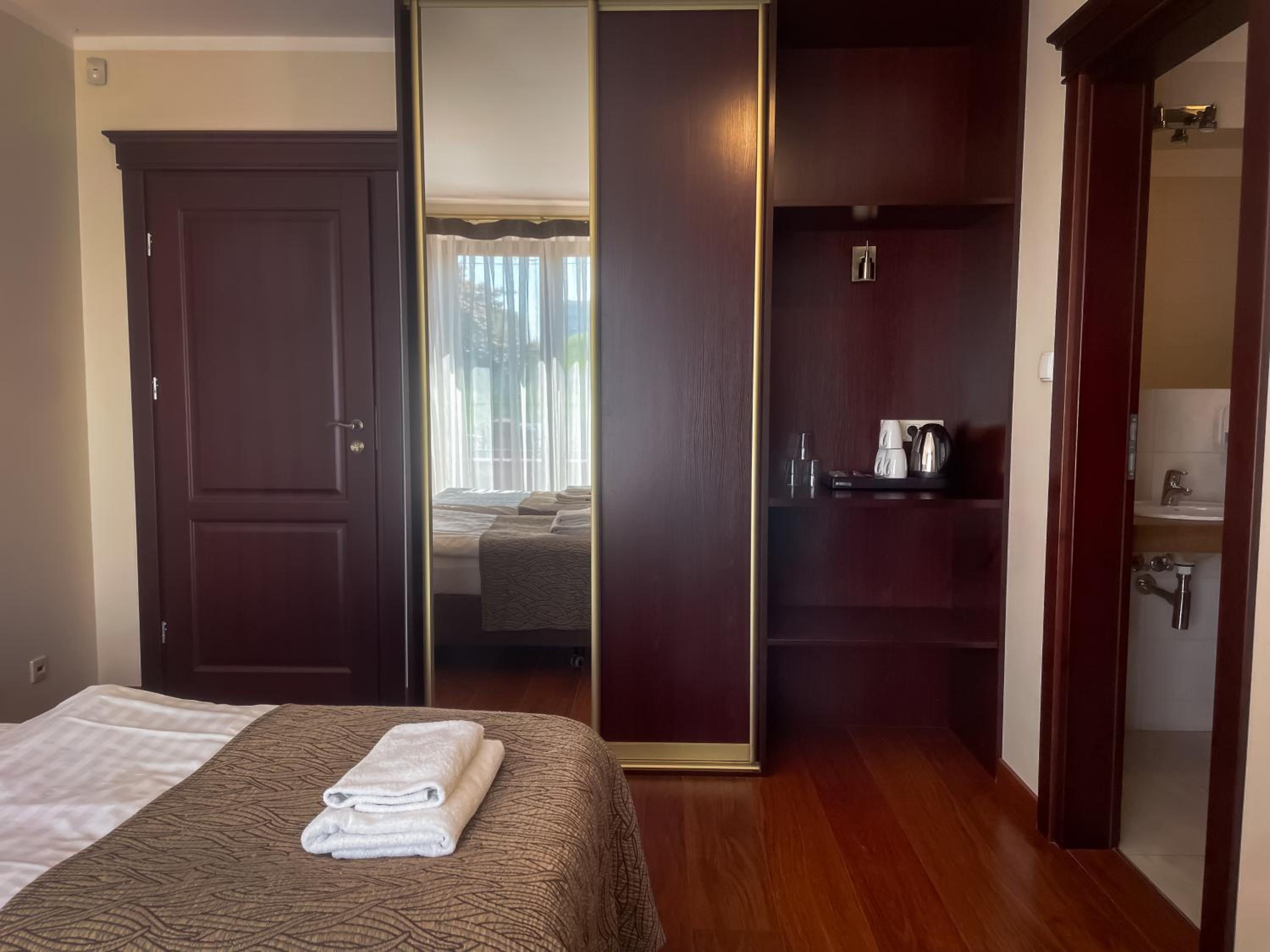 Double or Twin Room with Extra Bed - Photo 23