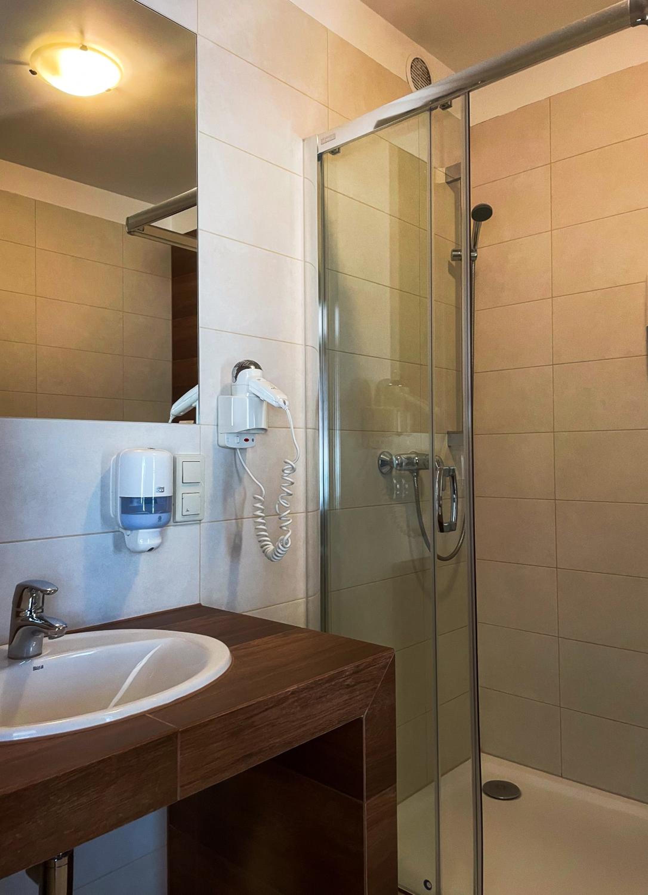 Double or Twin Room - Photo 12