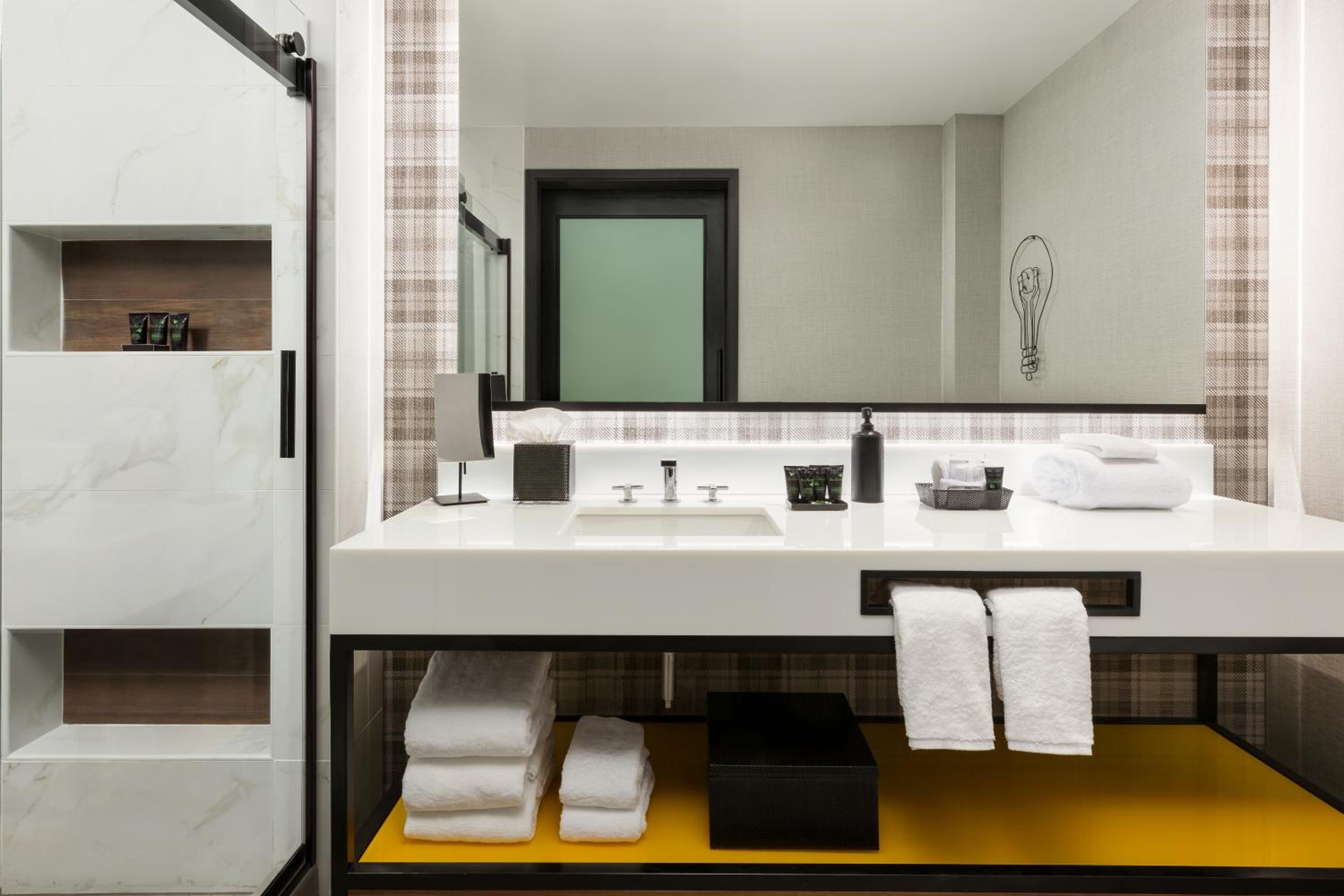 King Room with Accessible Shower - Disability Access photo 2