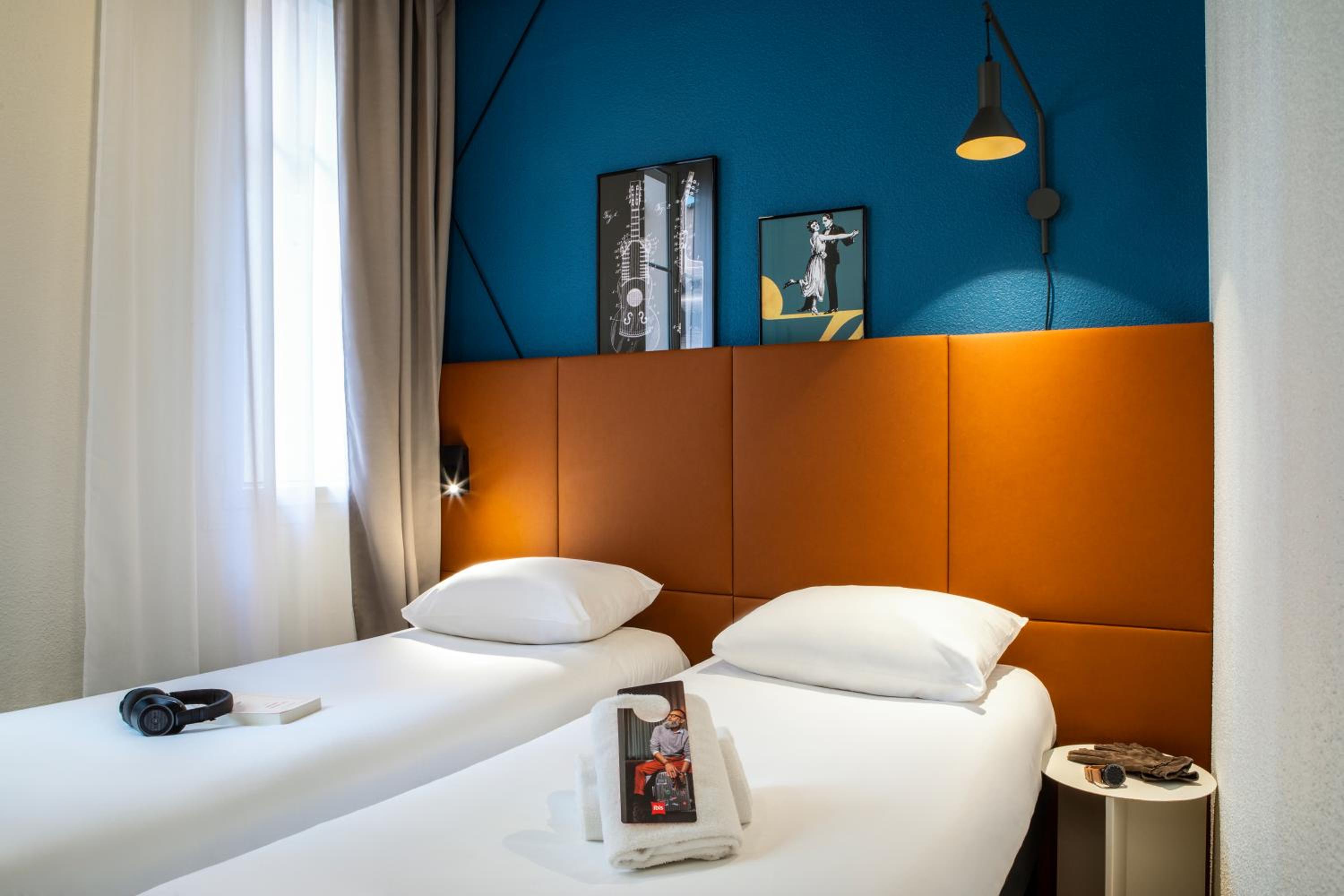 Standard Room with 2 Single Beds - Photo 2
