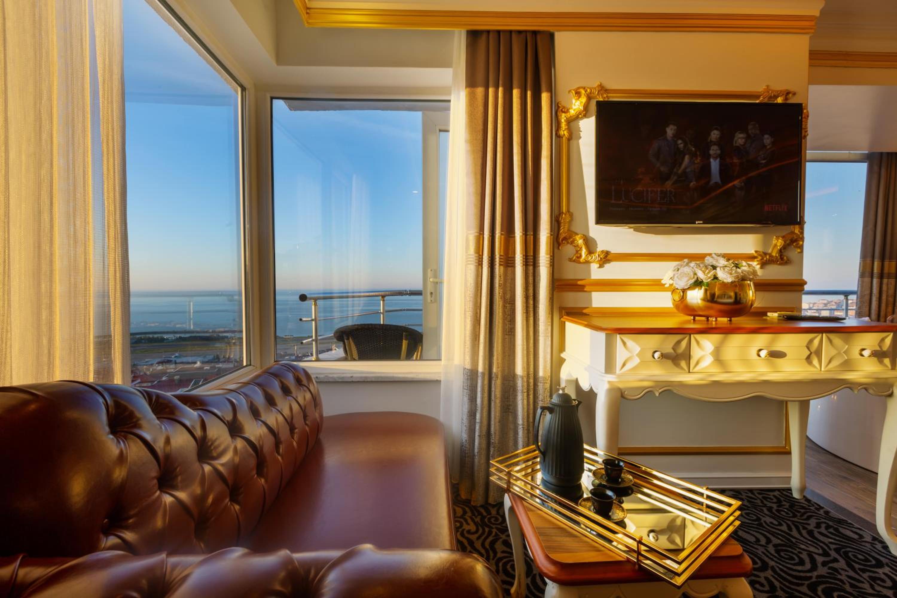Queen Suite with Hot Tub and Sea View