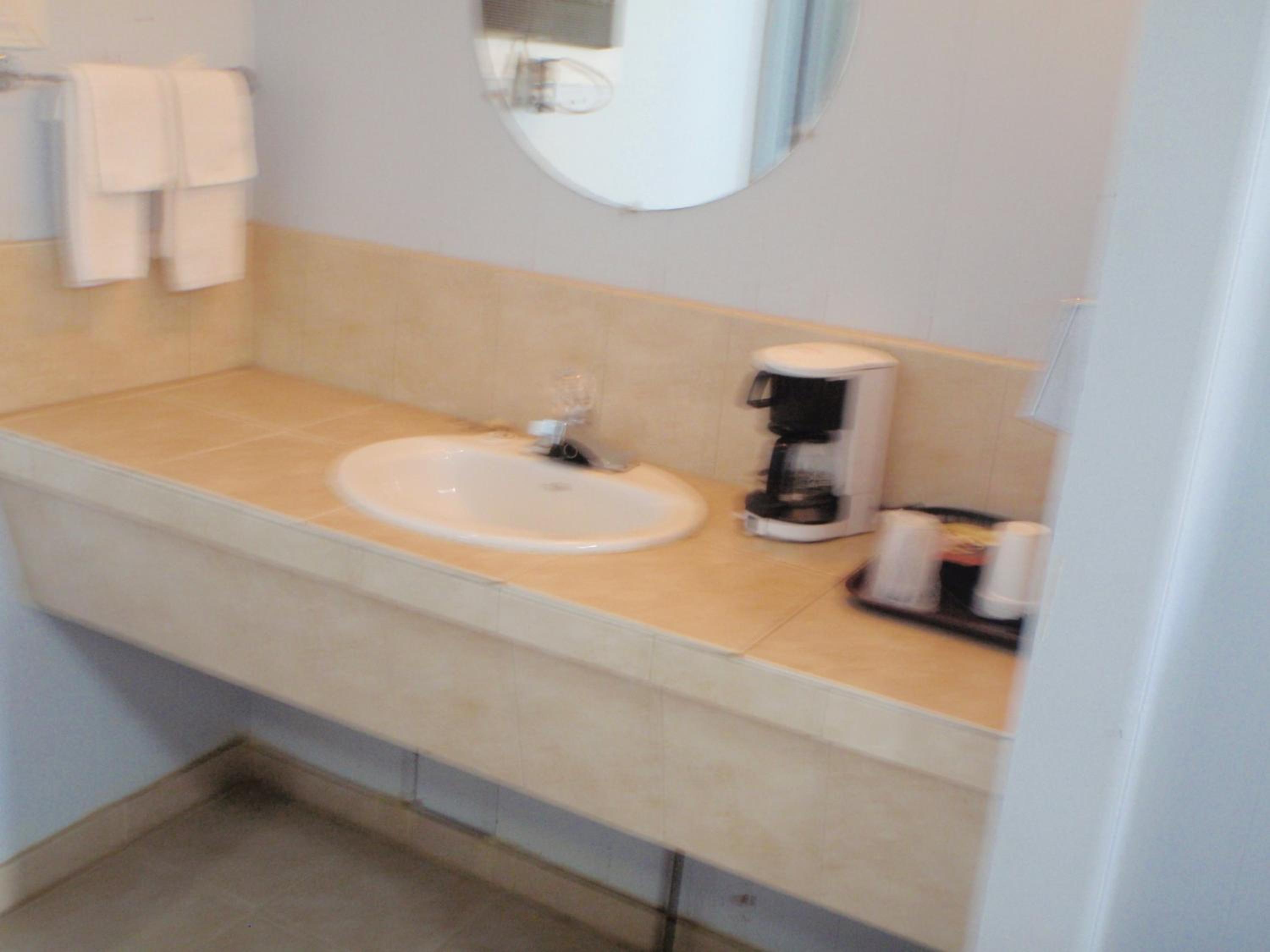 Standard Queen Room - Photo 7