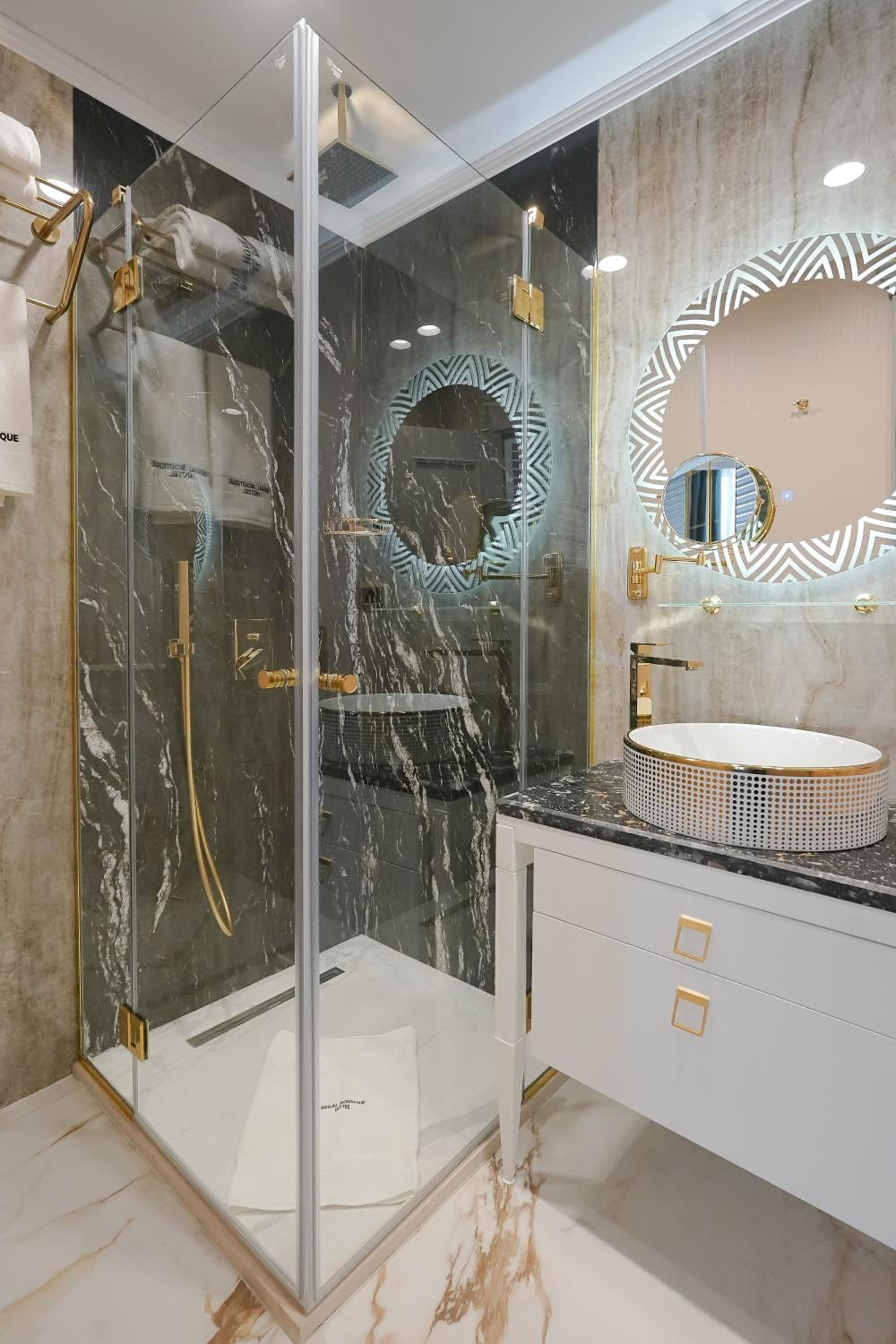 Deluxe King Suite - Photo 7
