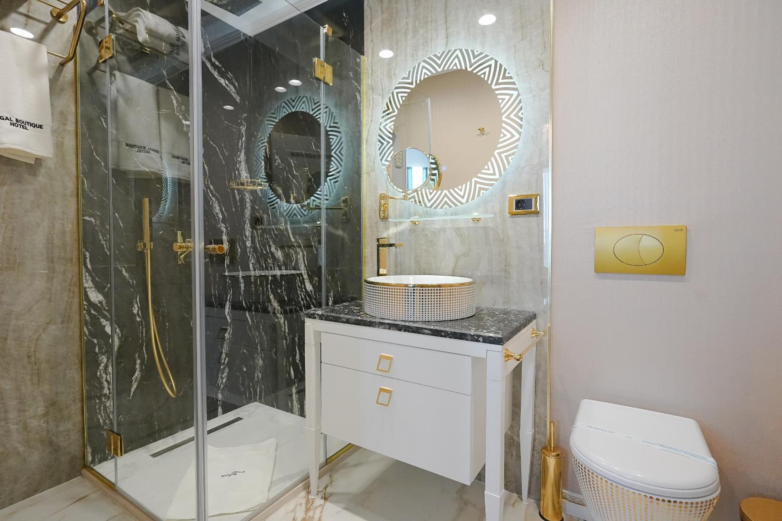 Deluxe King Suite - Photo 6
