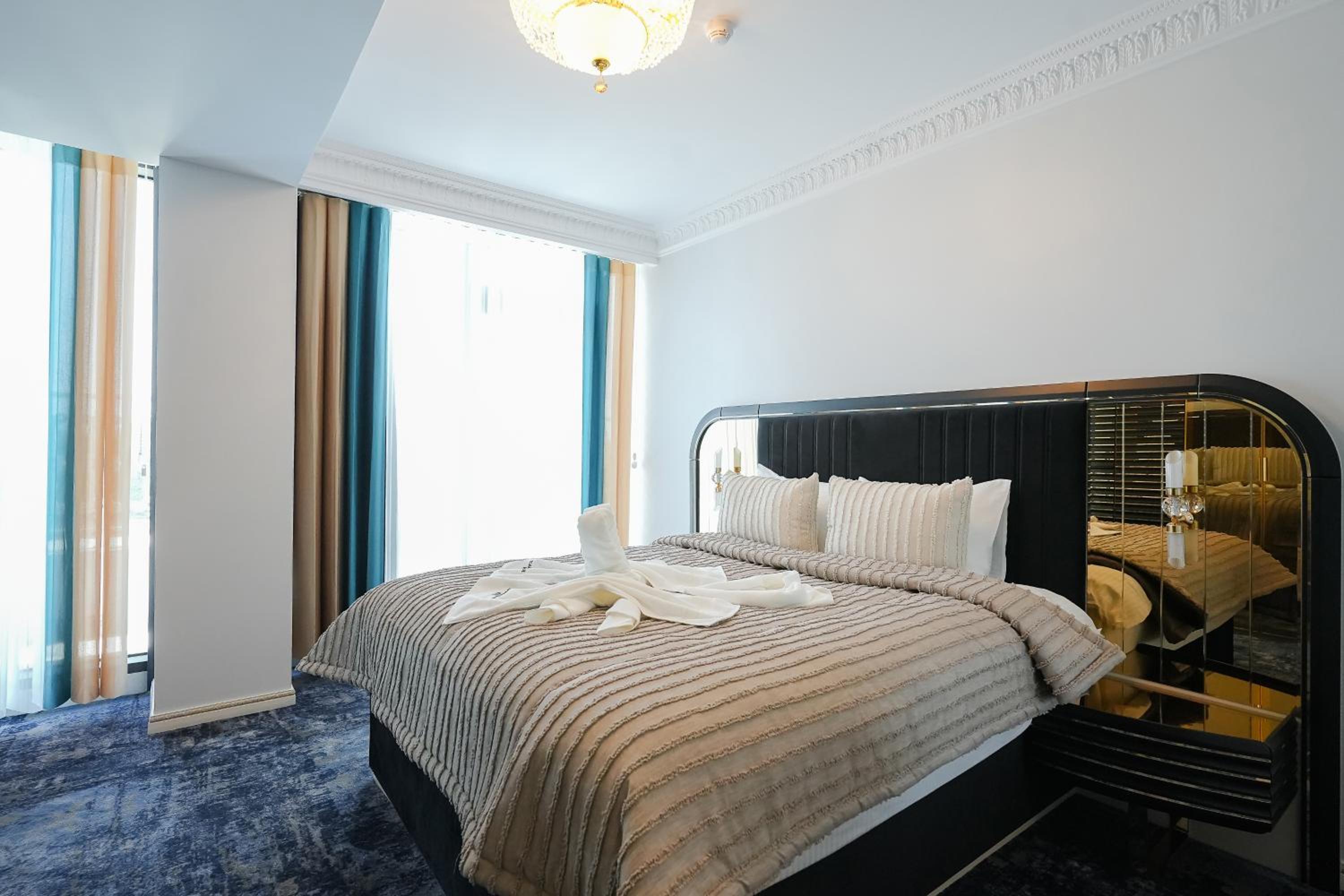 Deluxe King Suite - Photo 1
