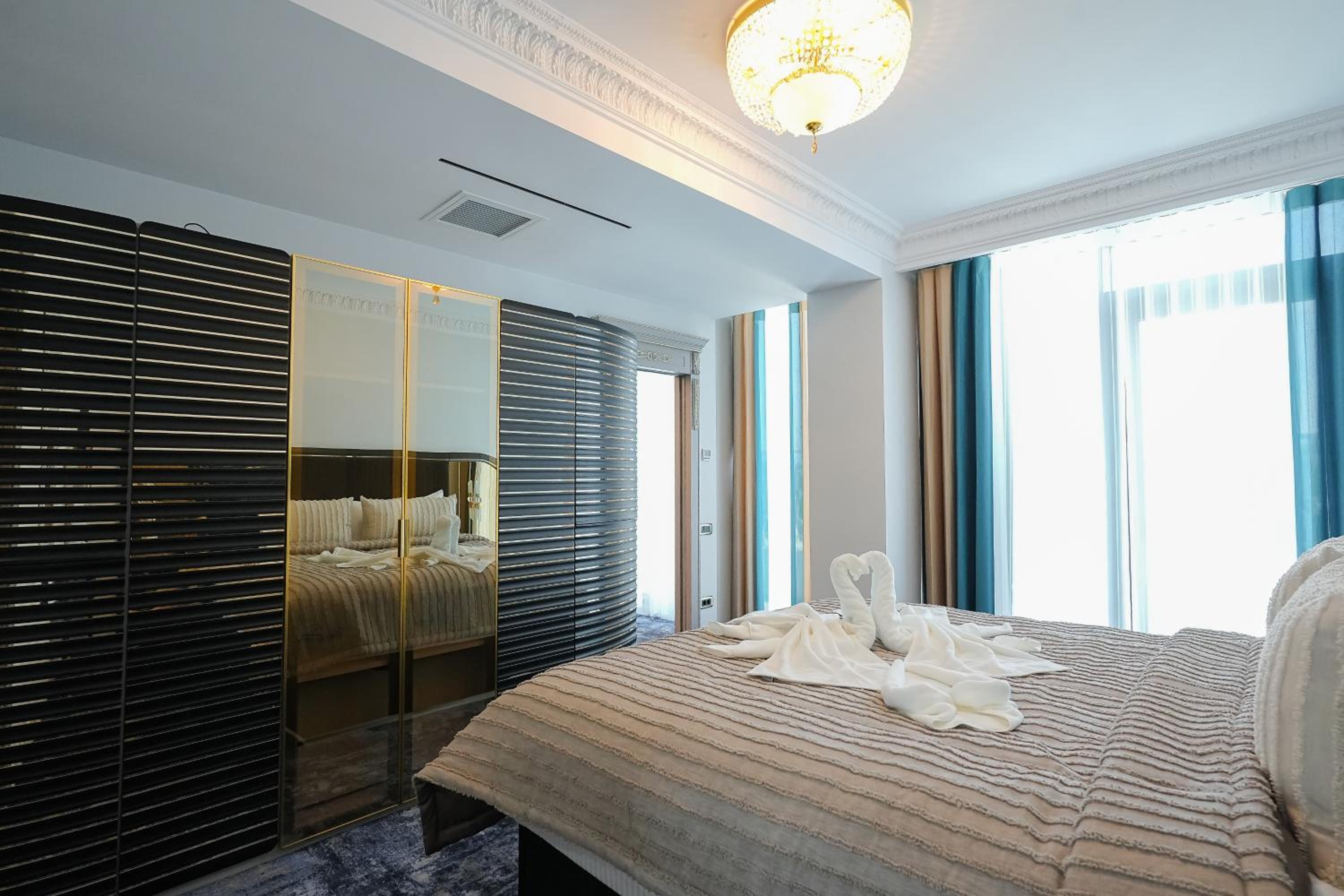 Deluxe King Suite - Photo 4