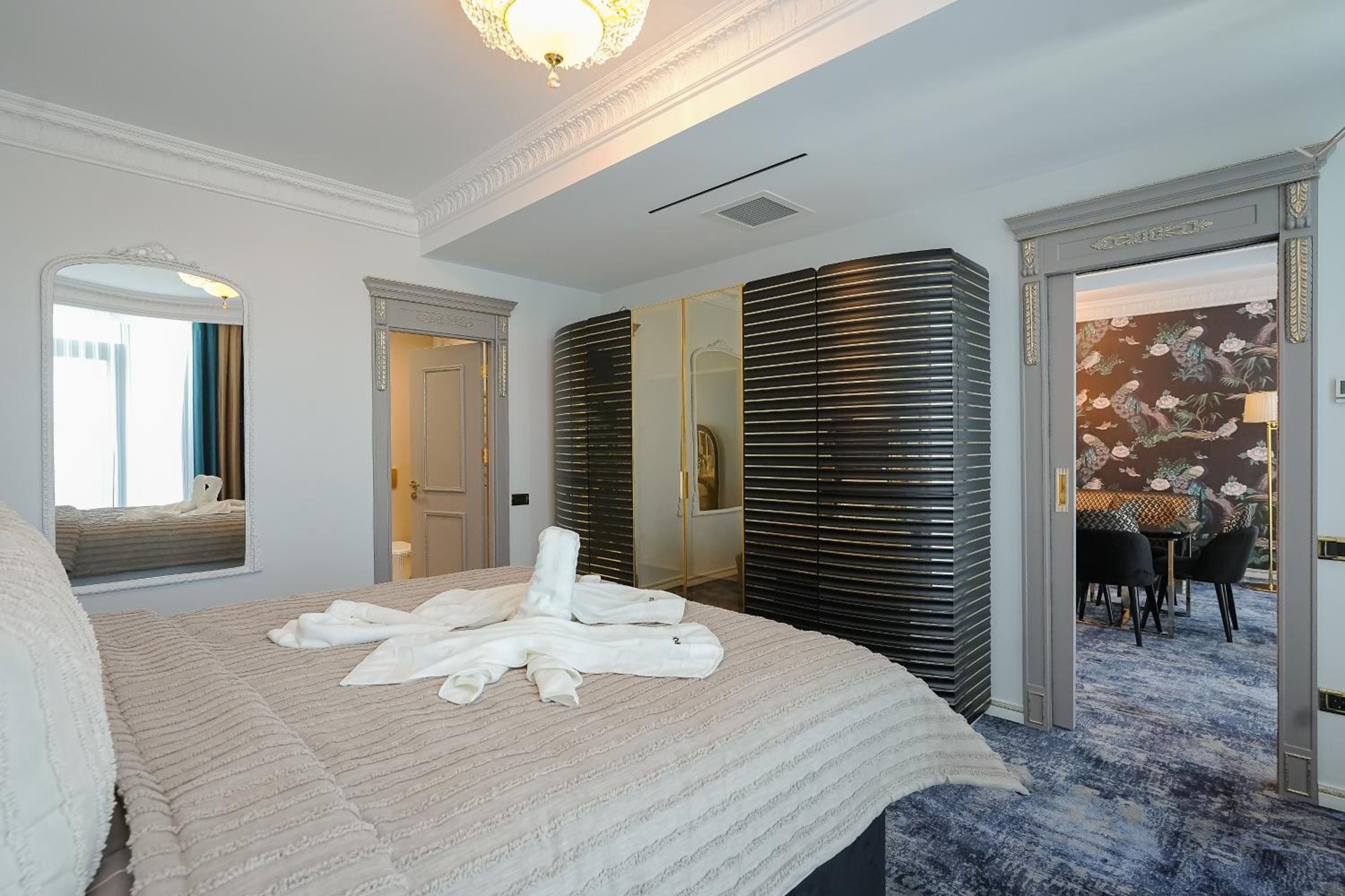 Deluxe King Suite - Photo 5