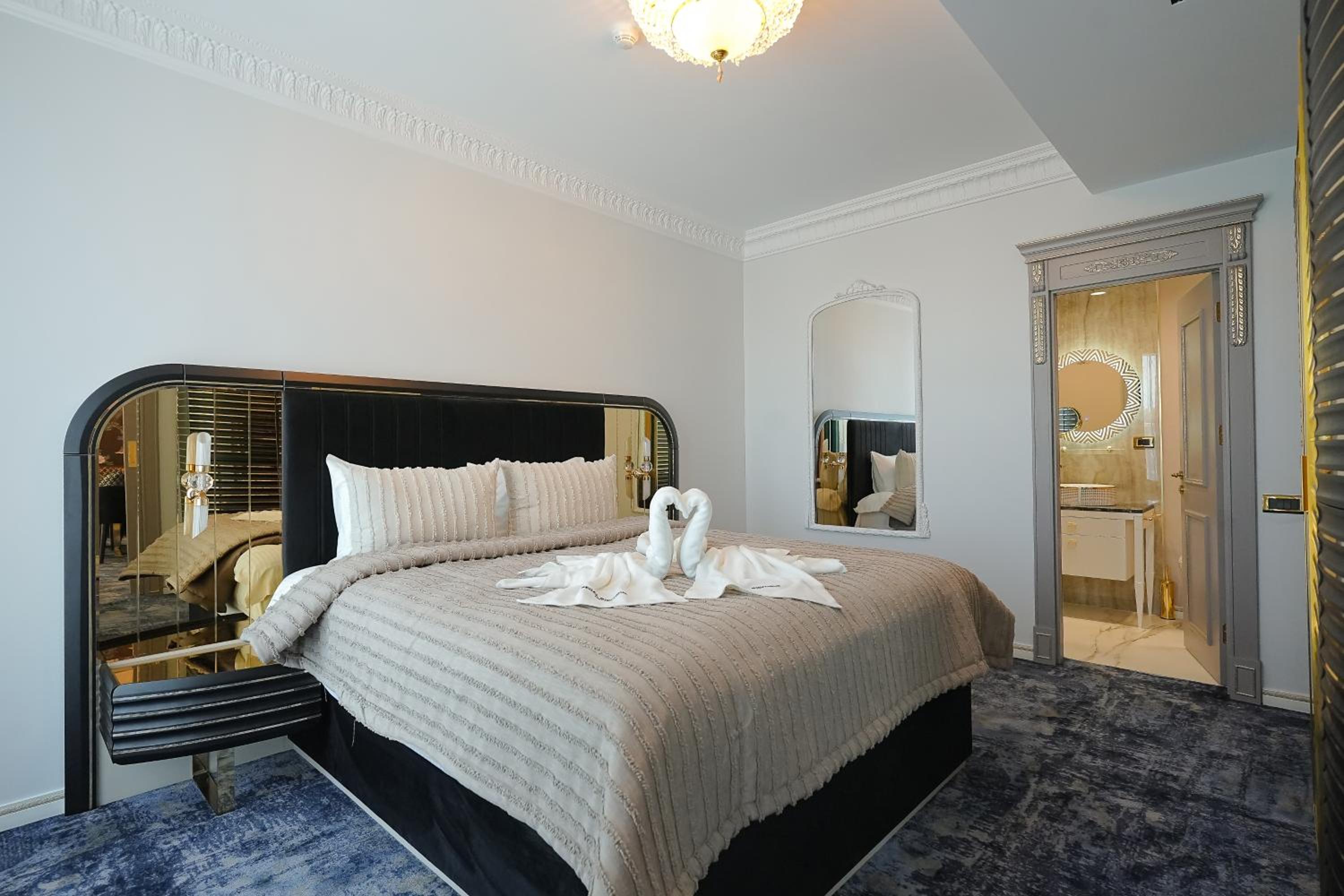 Deluxe King Suite - Photo 3