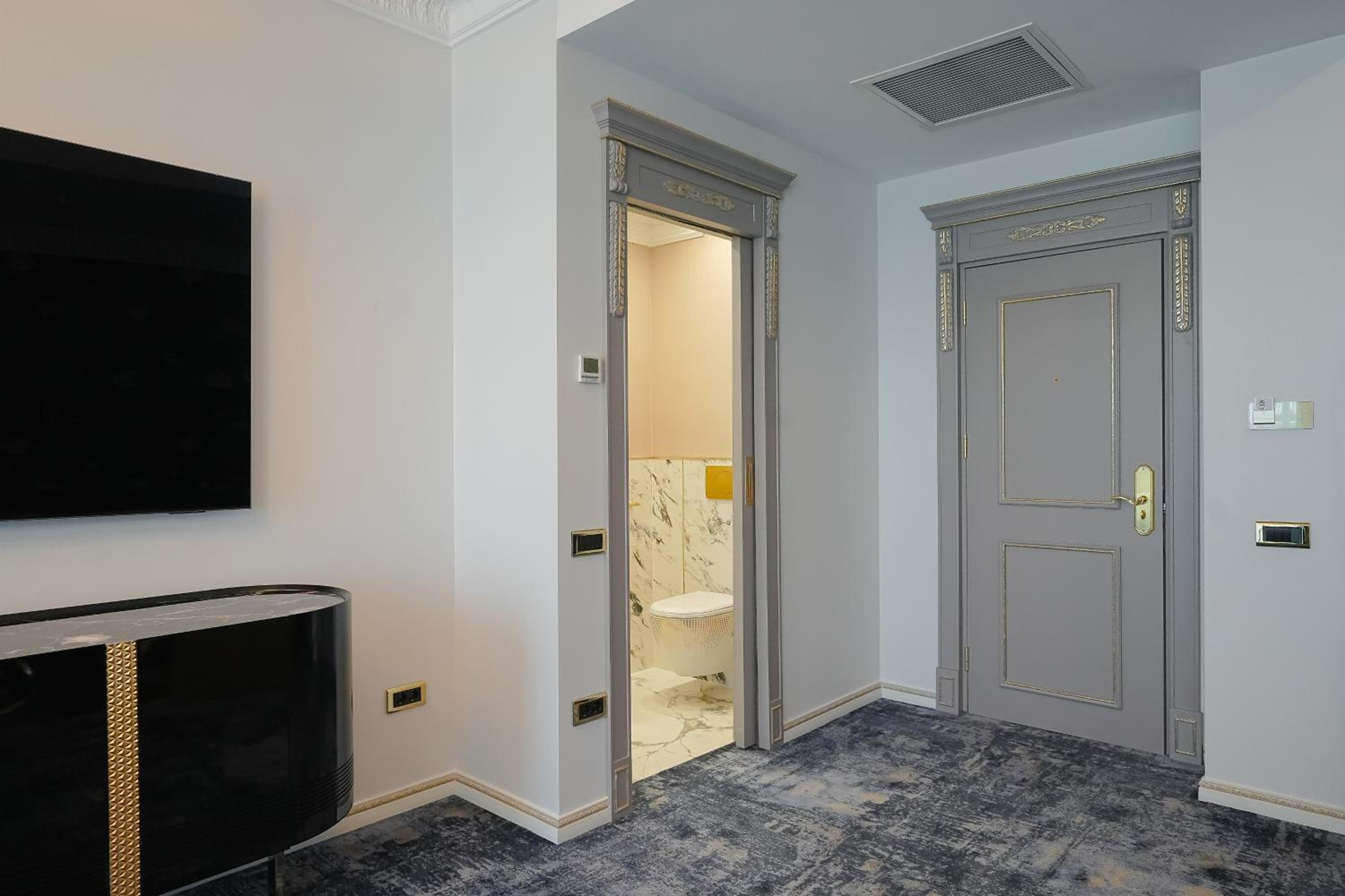 Deluxe King Suite - Photo 14
